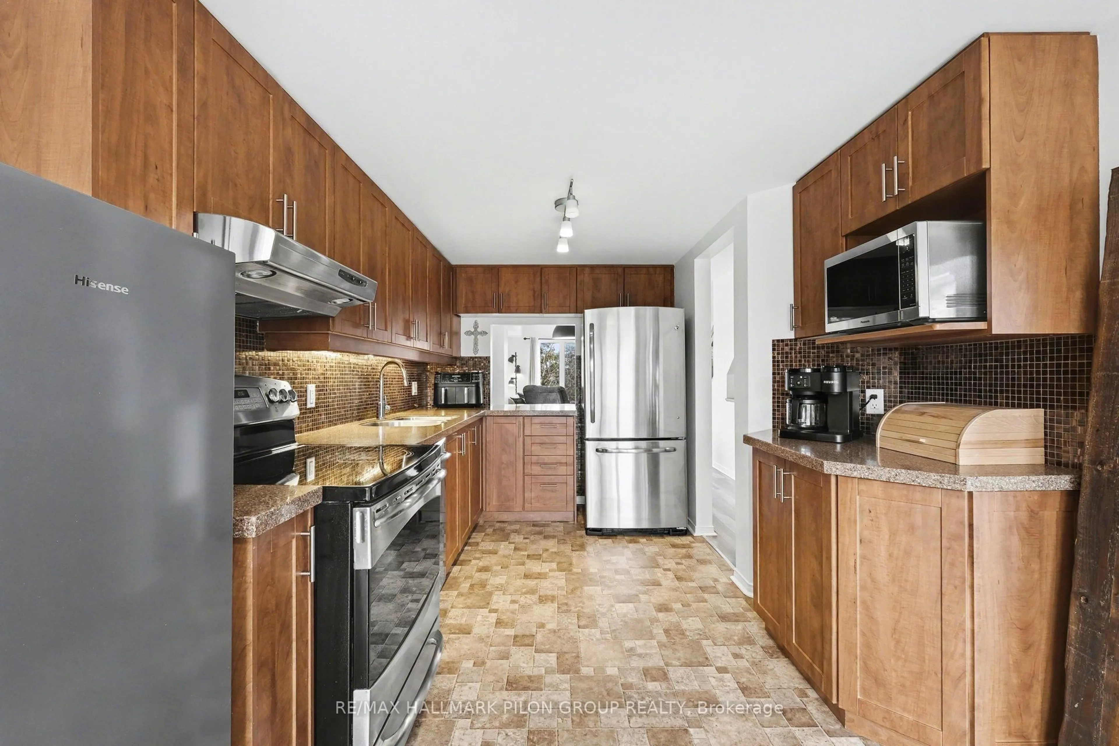 Standard kitchen, ceramic/tile floor for 1121 Gablefield Private, Ottawa Ontario K1J 1E4