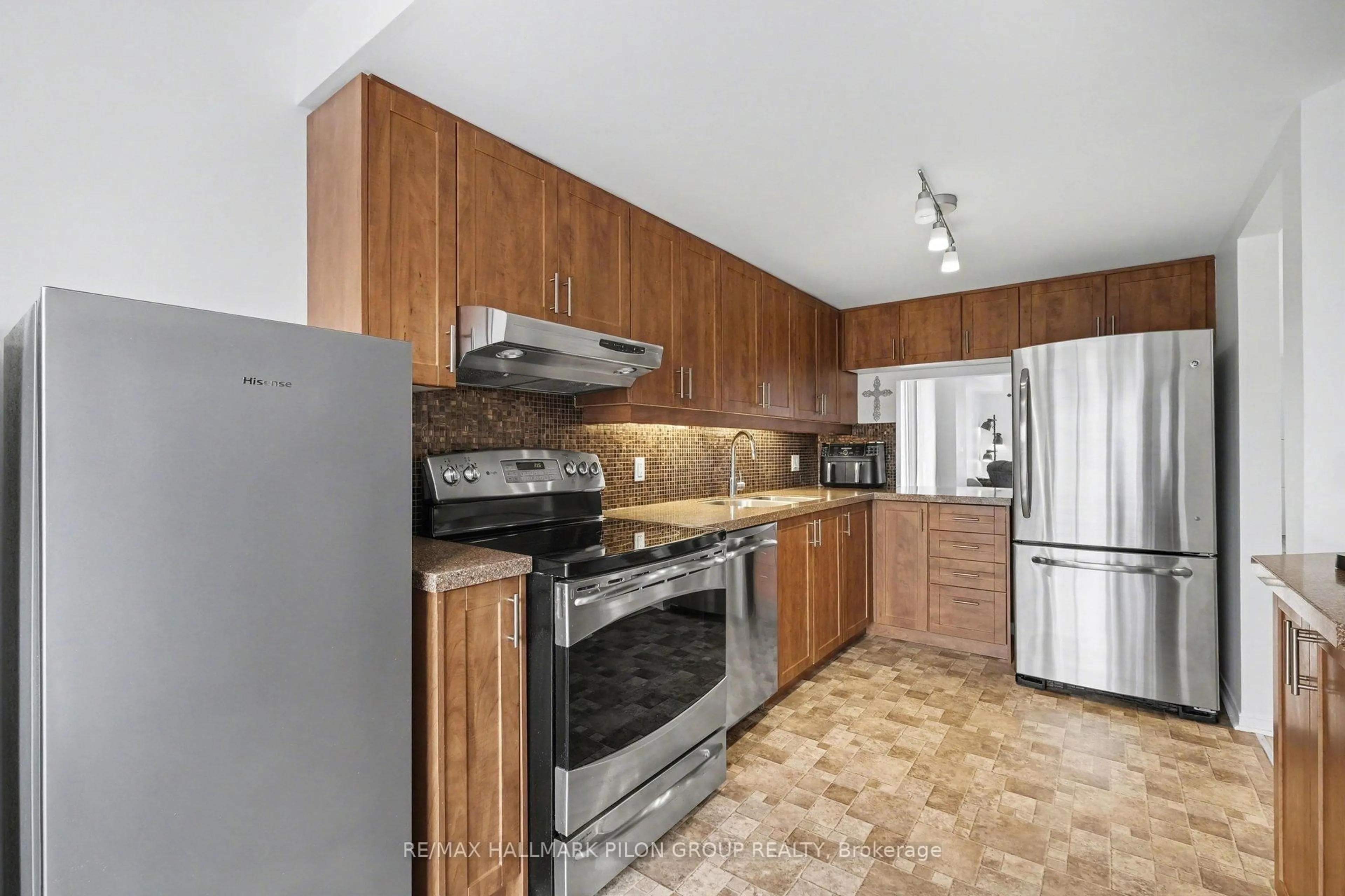 Standard kitchen, unknown for 1121 Gablefield Private, Ottawa Ontario K1J 1E4