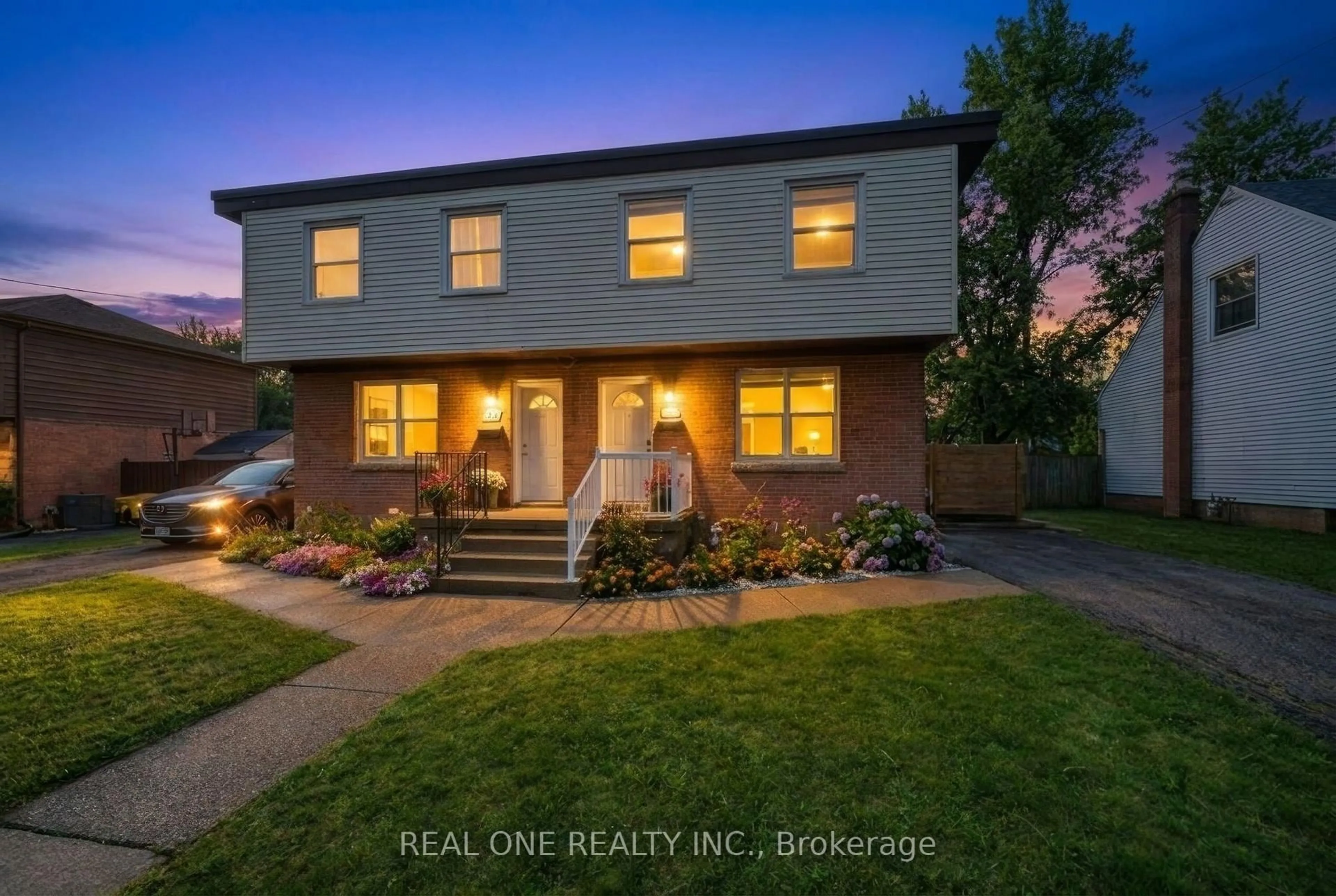 A pic from outside/outdoor area/front of a property/back of a property/a pic from drone, street for 24 Sumach St, Hamilton Ontario L8H 6P8