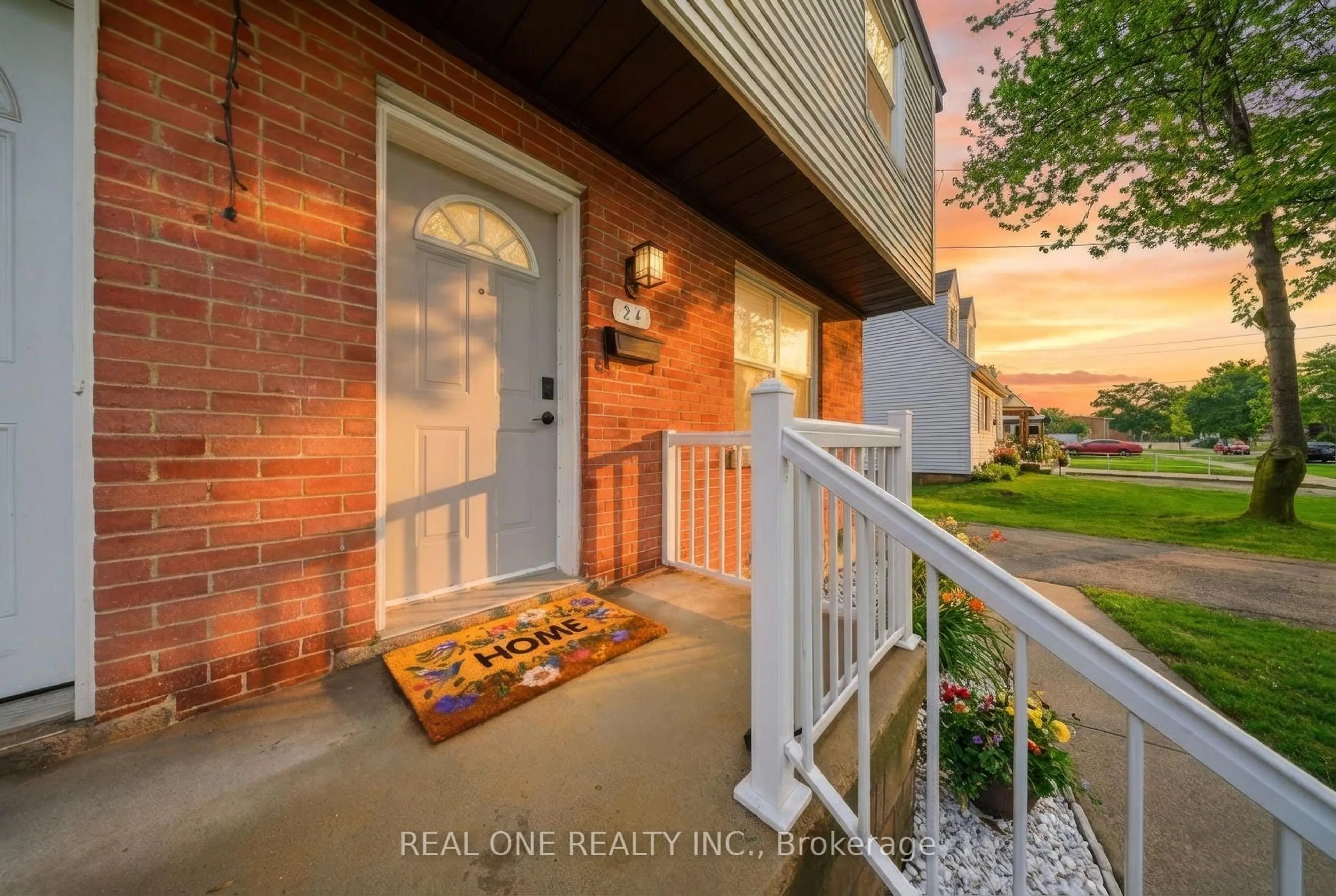 Indoor entryway for 24 Sumach St, Hamilton Ontario L8H 6P8