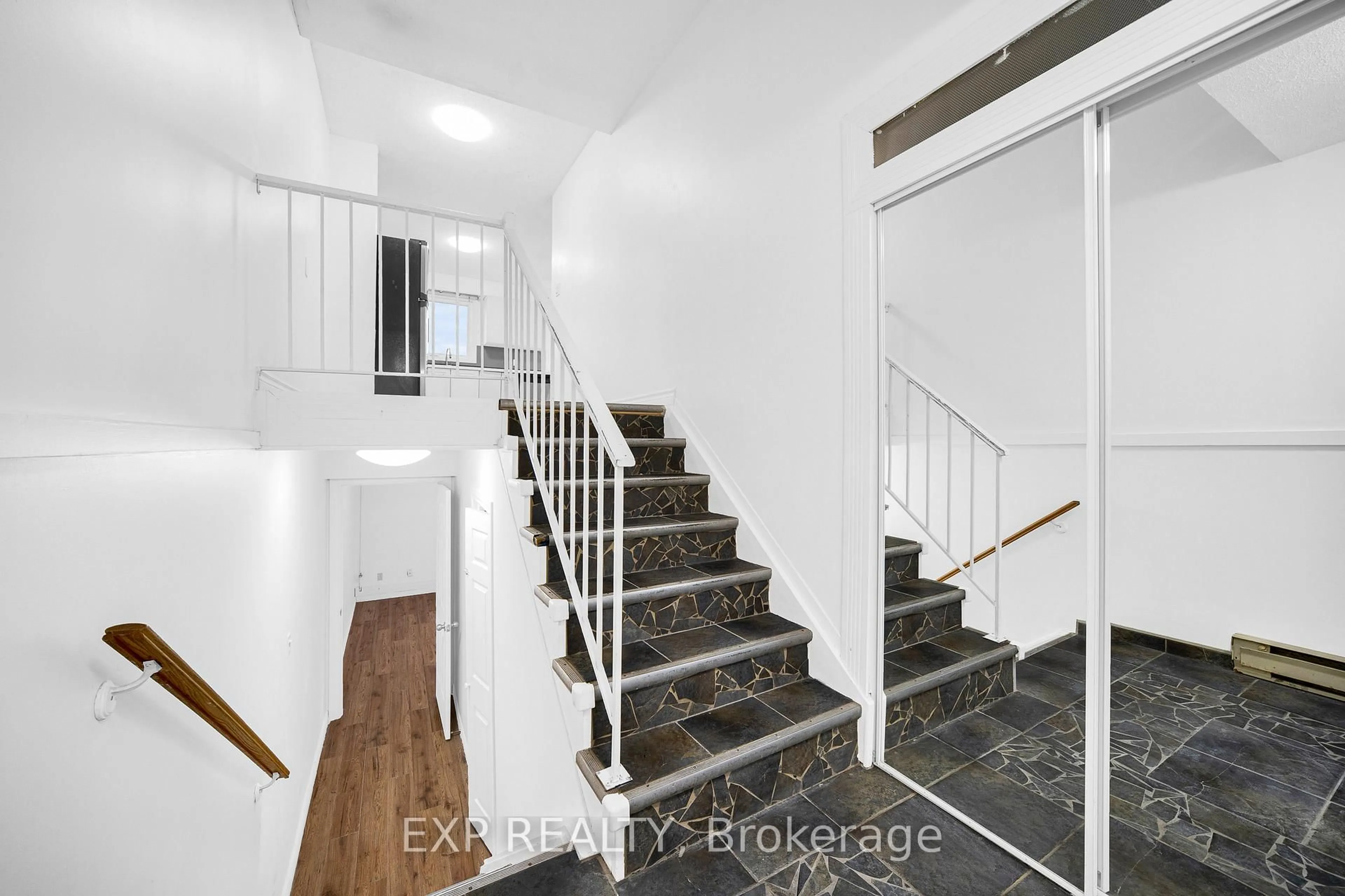 Unknown for 98 Castlegreen Private, Ottawa Ontario K1T 3N3