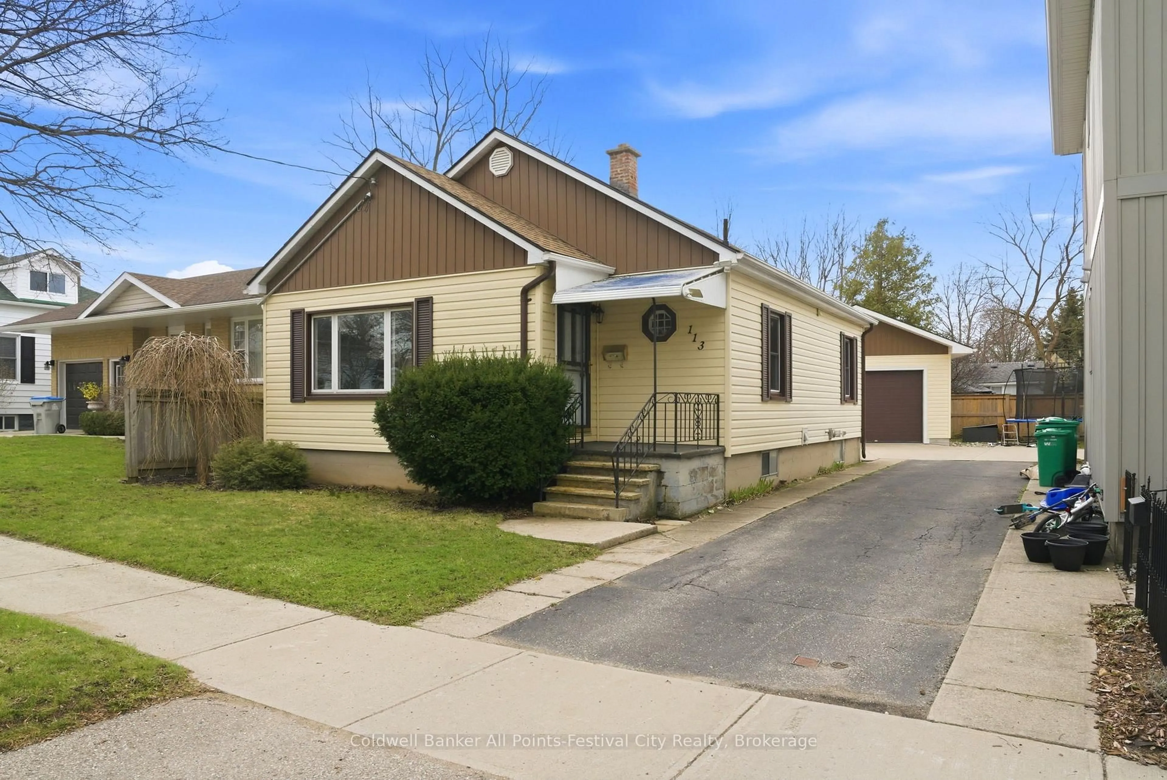 Home with vinyl exterior material, street for 113 Quebec St, Goderich Ontario N7A 2G6