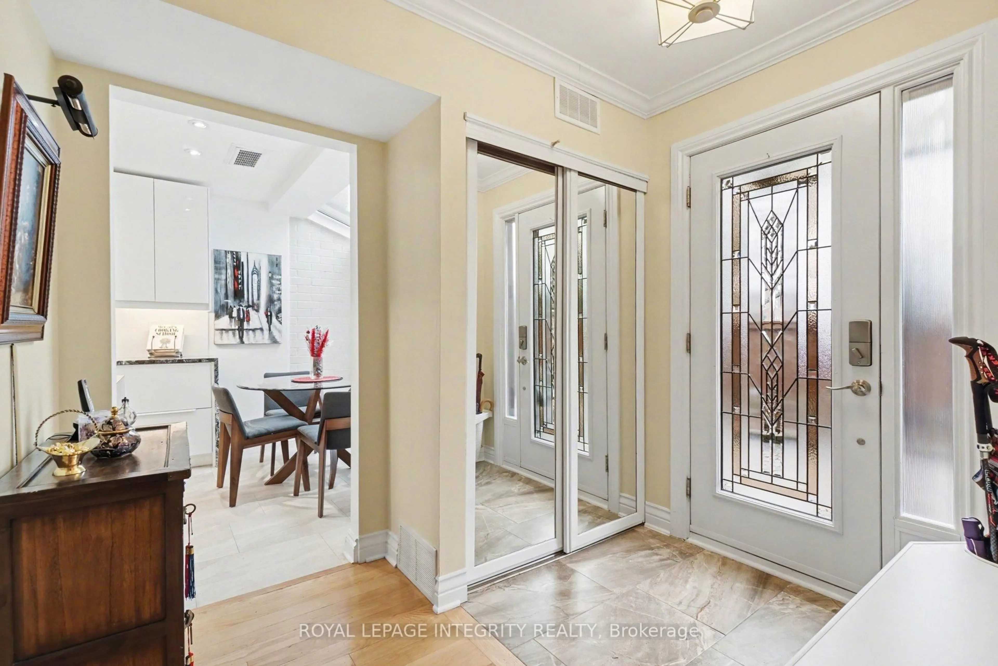 Indoor entryway for 100 Hillside Dr #30, Ottawa Ontario K1K 4J4