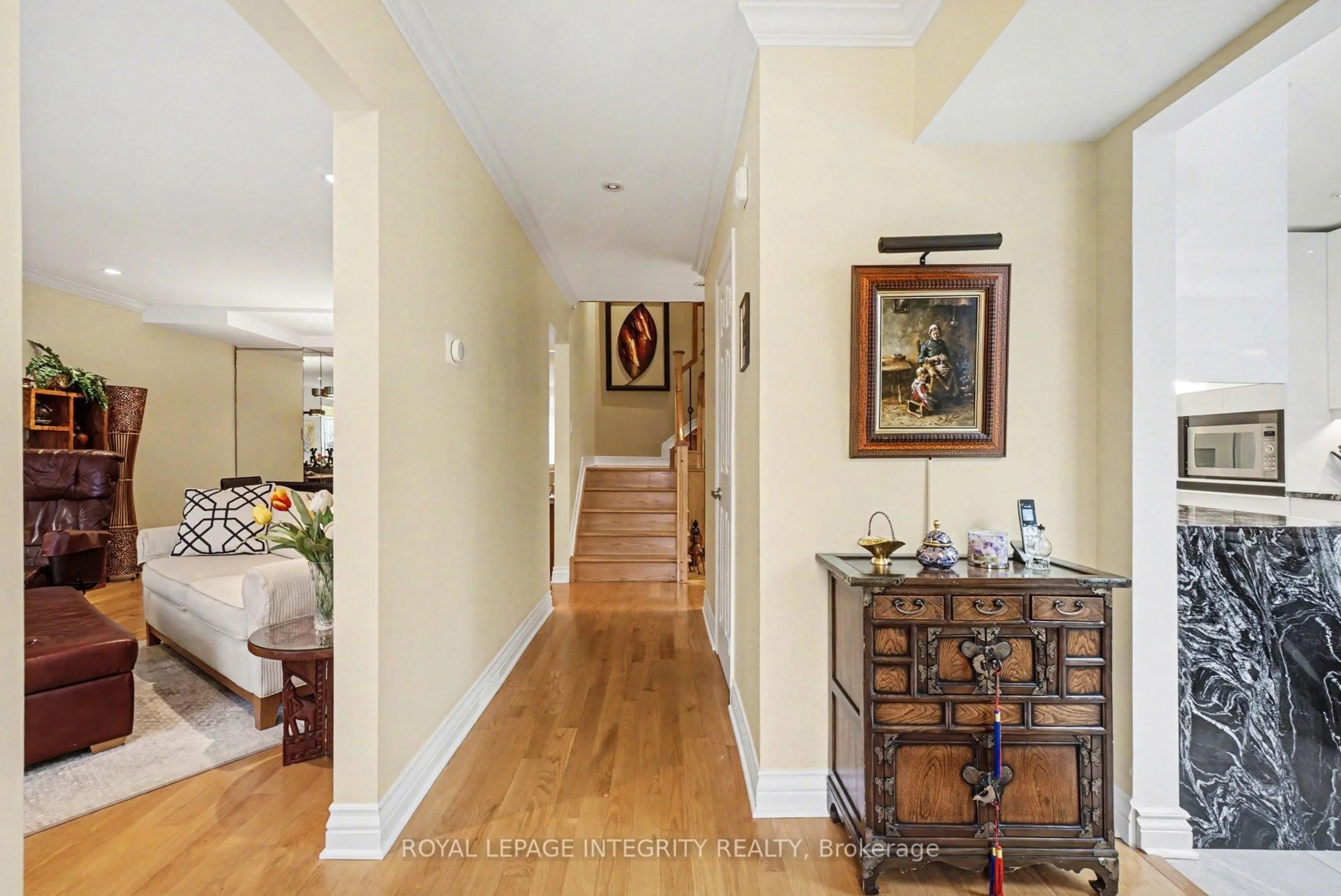 Indoor entryway for 100 Hillside Dr #30, Ottawa Ontario K1K 4J4