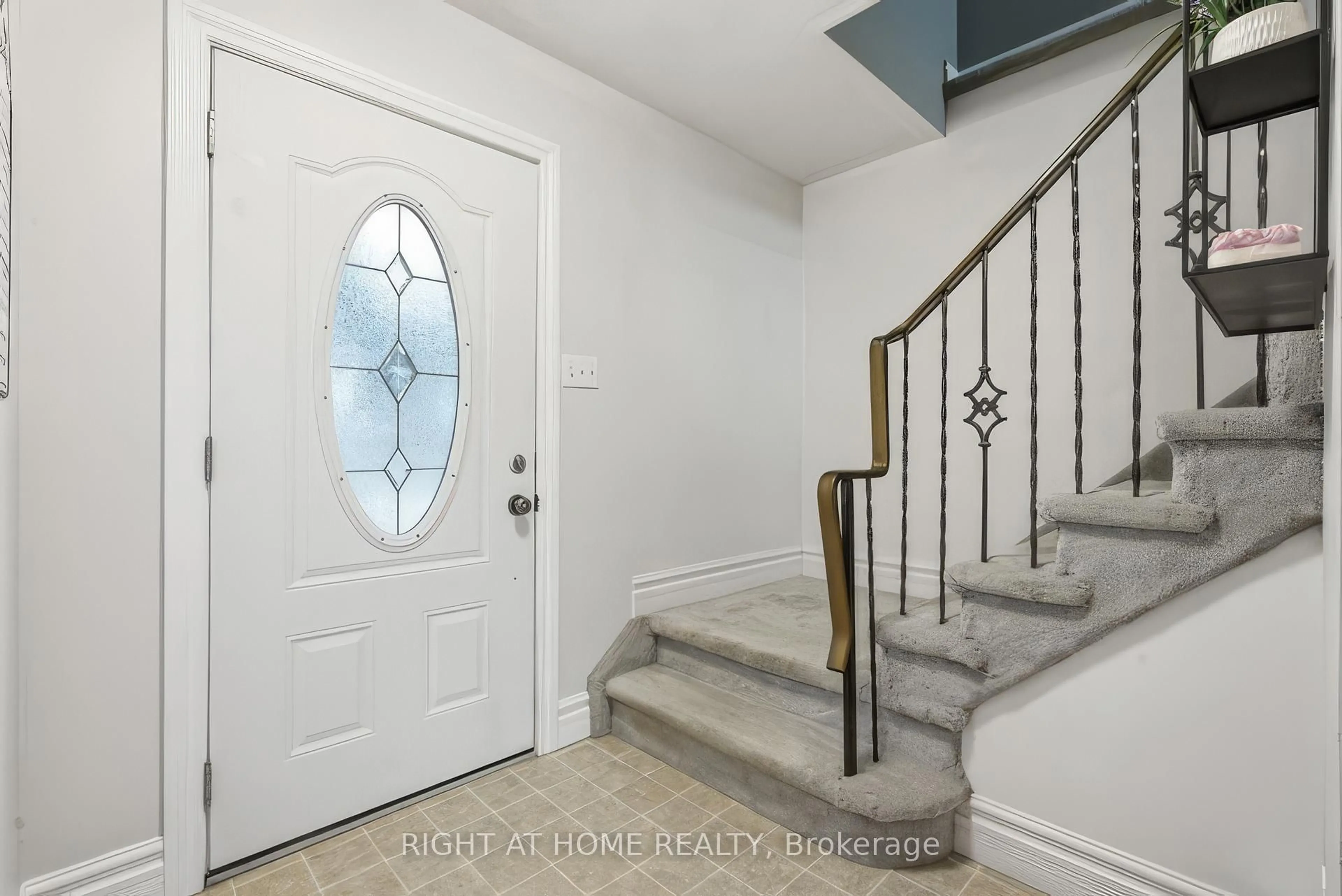 Indoor entryway for 384 Countess St, West Grey Ontario N0G 1R0