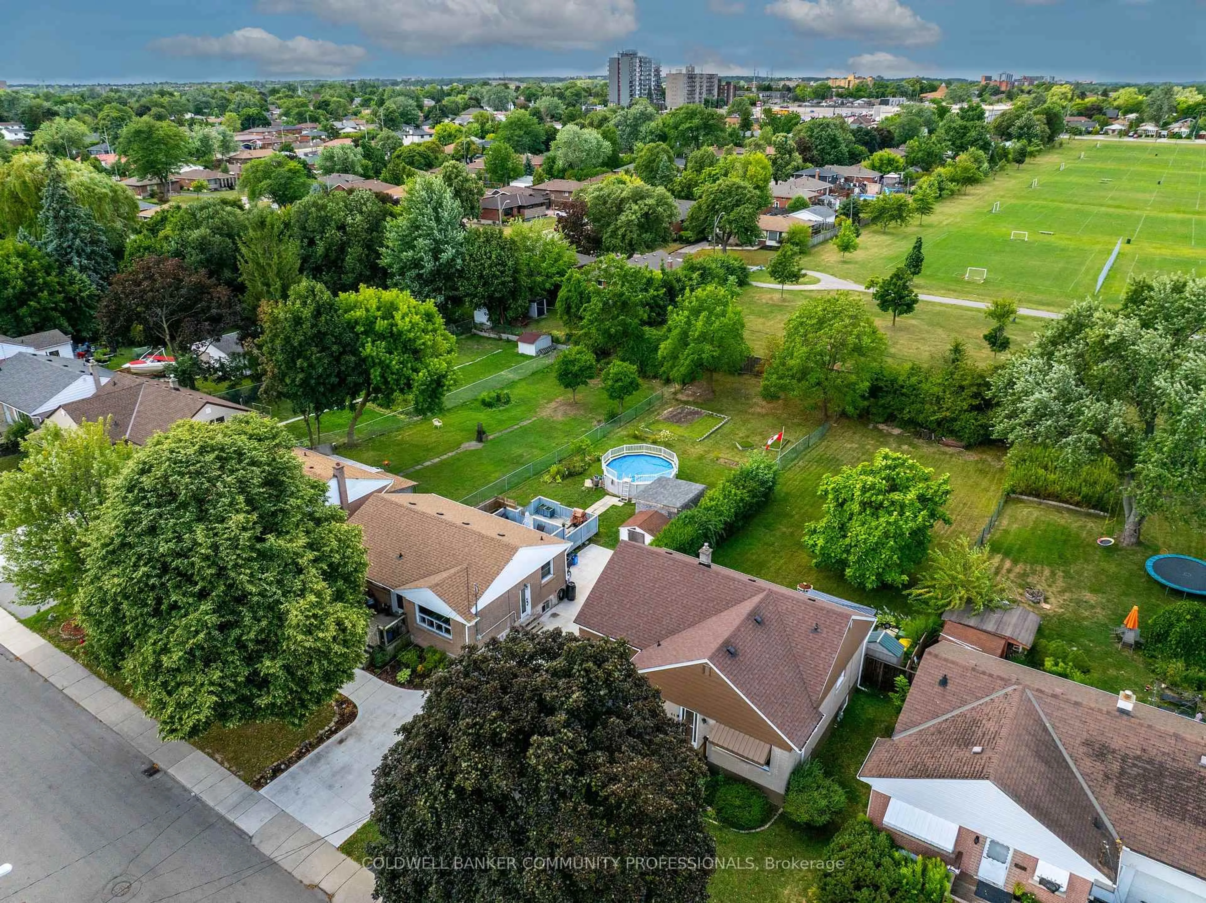 A pic from outside/outdoor area/front of a property/back of a property/a pic from drone, city buildings view from balcony for 446 East 36th St, Hamilton Ontario L8V 4A5