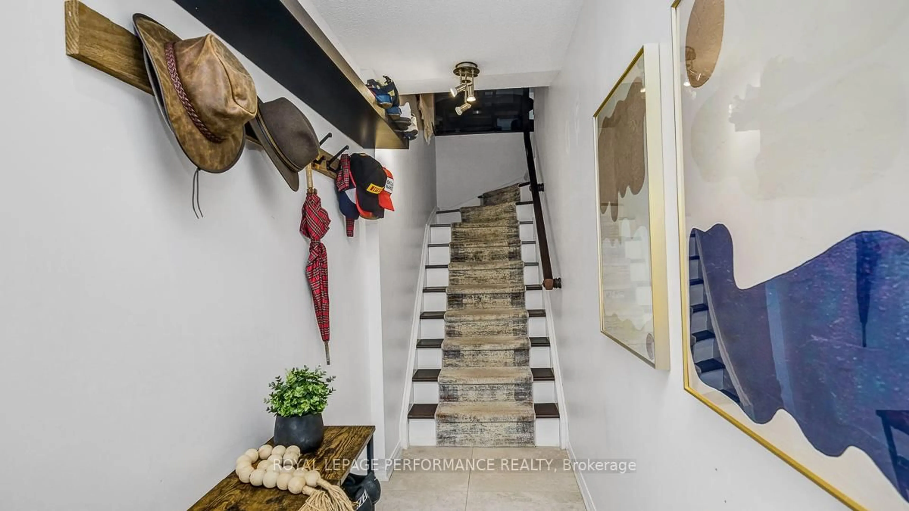 Indoor foyer for 4 Columbus Ave #2D, Ottawa Ontario K1K 1R3