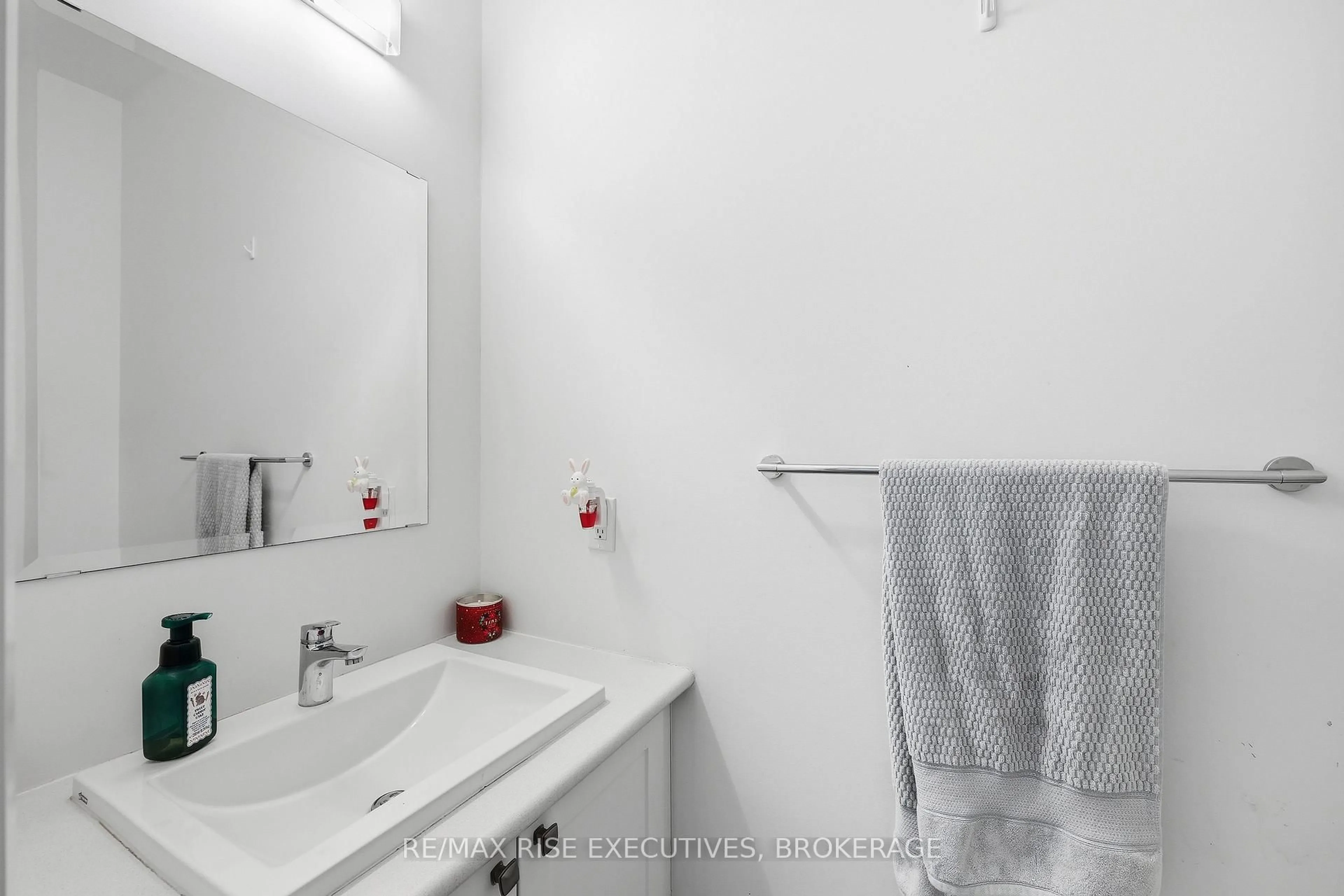 Standard bathroom, ceramic/tile floor for 1538 Davenport Cres, Kingston Ontario K7P 0M6