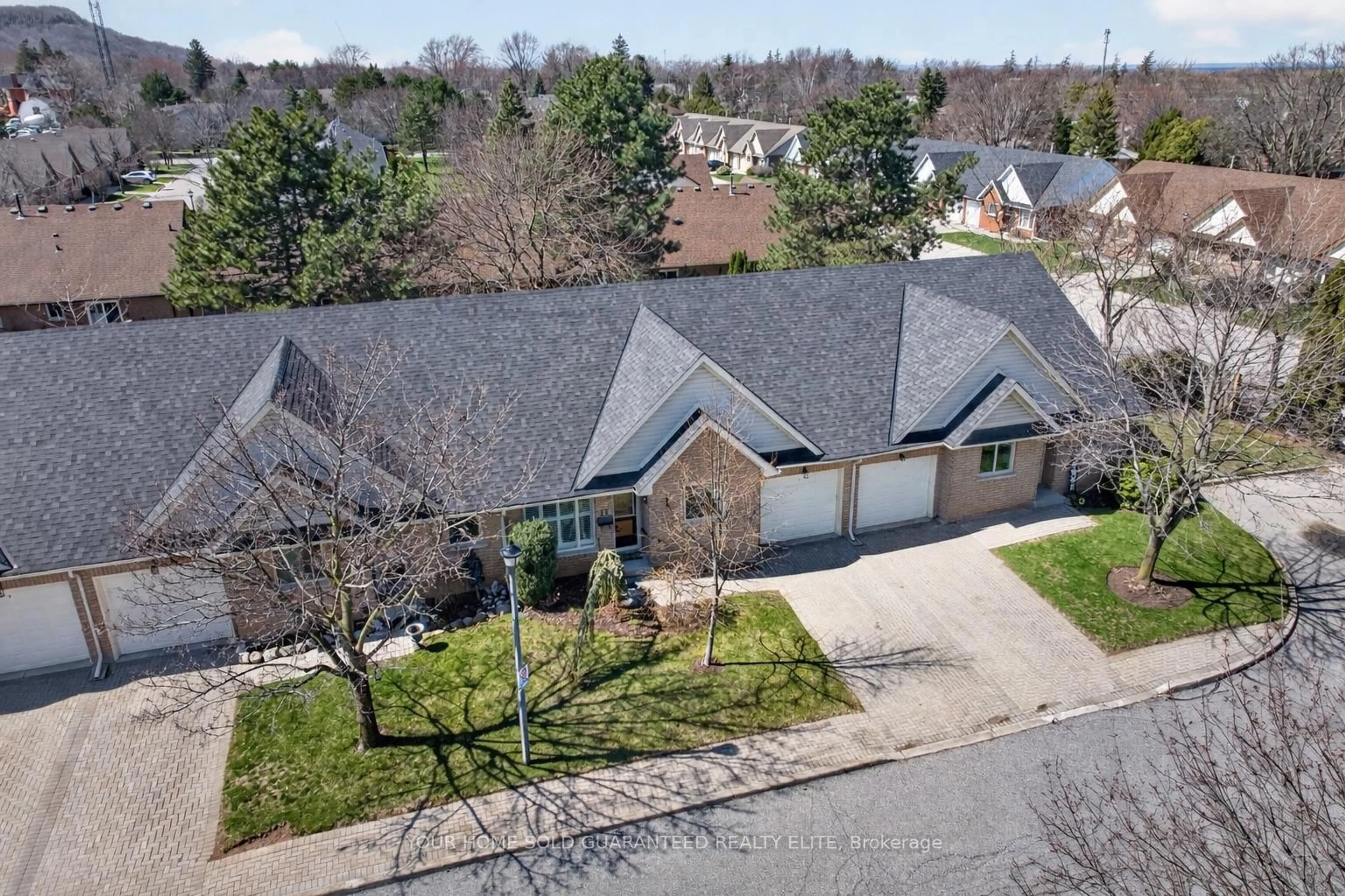 A pic from outside/outdoor area/front of a property/back of a property/a pic from drone, street for 165 Main St #13, Grimsby Ontario L3M 1P2