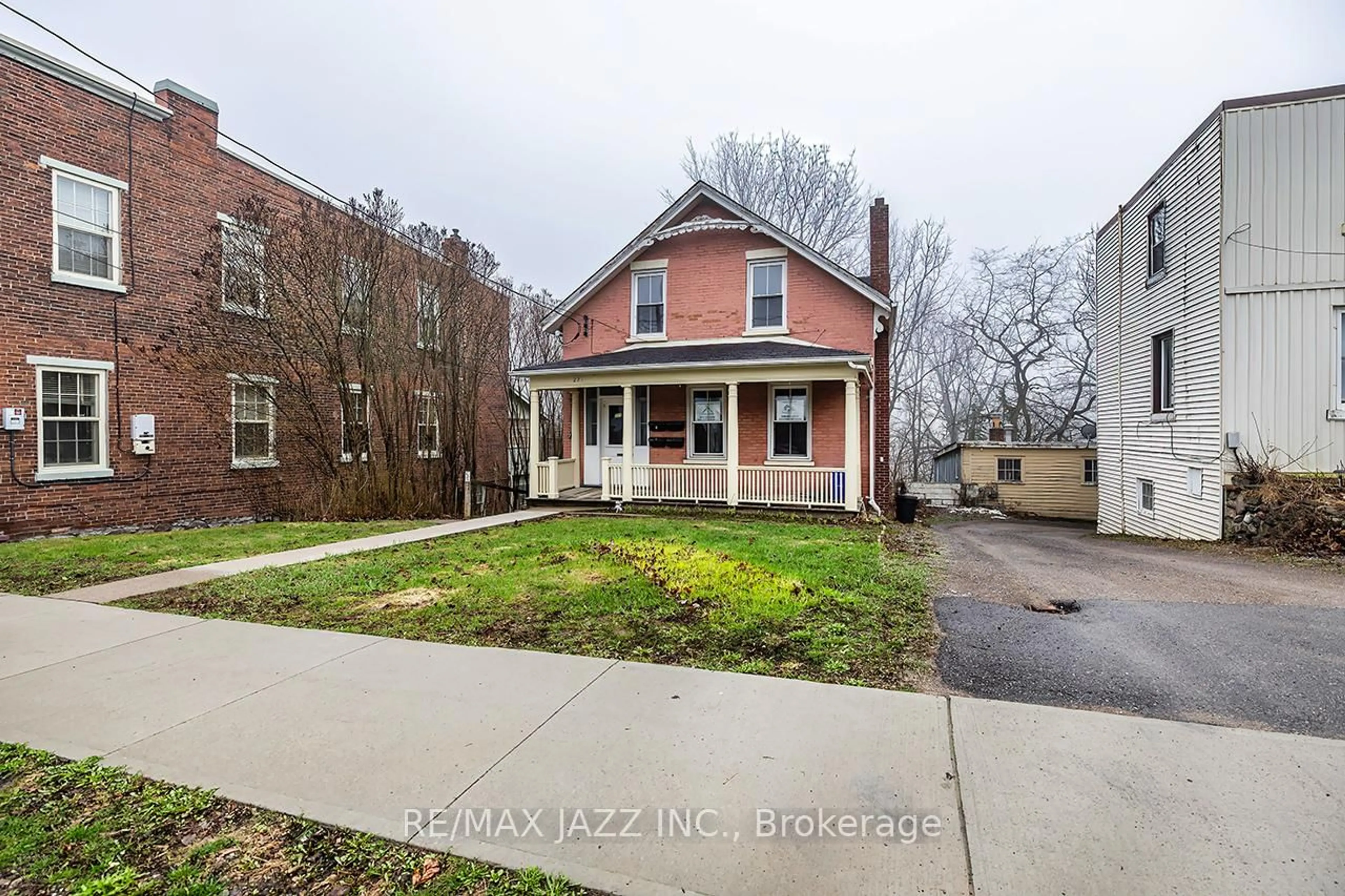 A pic from outside/outdoor area/front of a property/back of a property/a pic from drone, street for 221 Walton St, Port Hope Ontario L1A 1P1