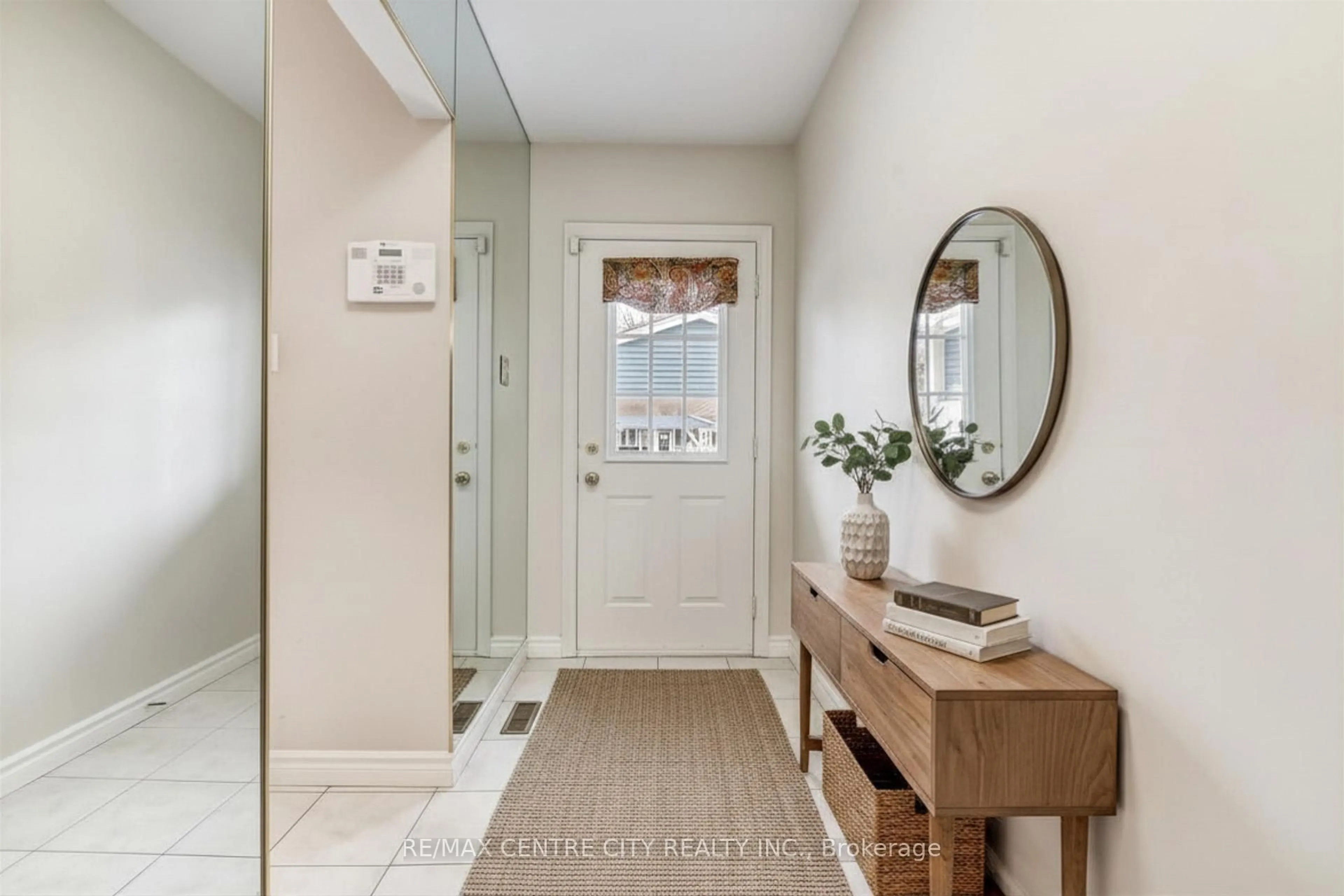 Indoor entryway for 374 Front St #47, Central Elgin Ontario N5L 1G1