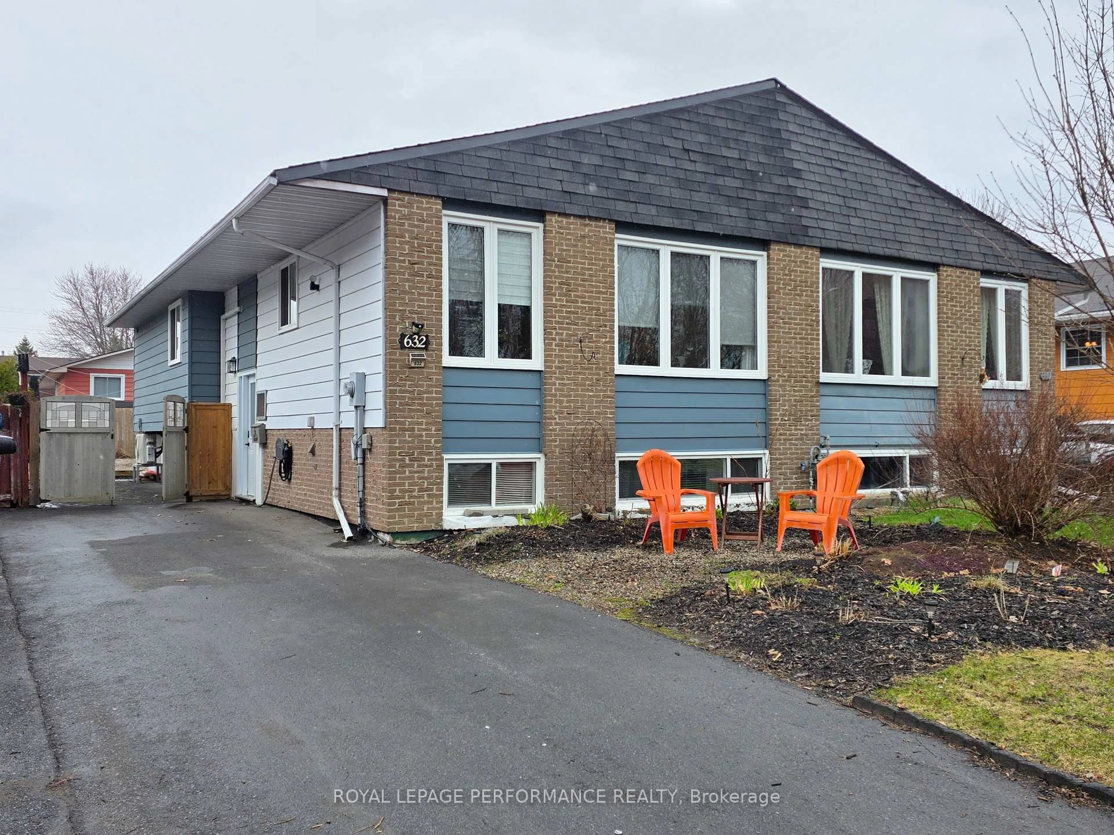 A pic from outside/outdoor area/front of a property/back of a property/a pic from drone, street for 632 Dundas Cres, Cornwall Ontario K6H 6H8