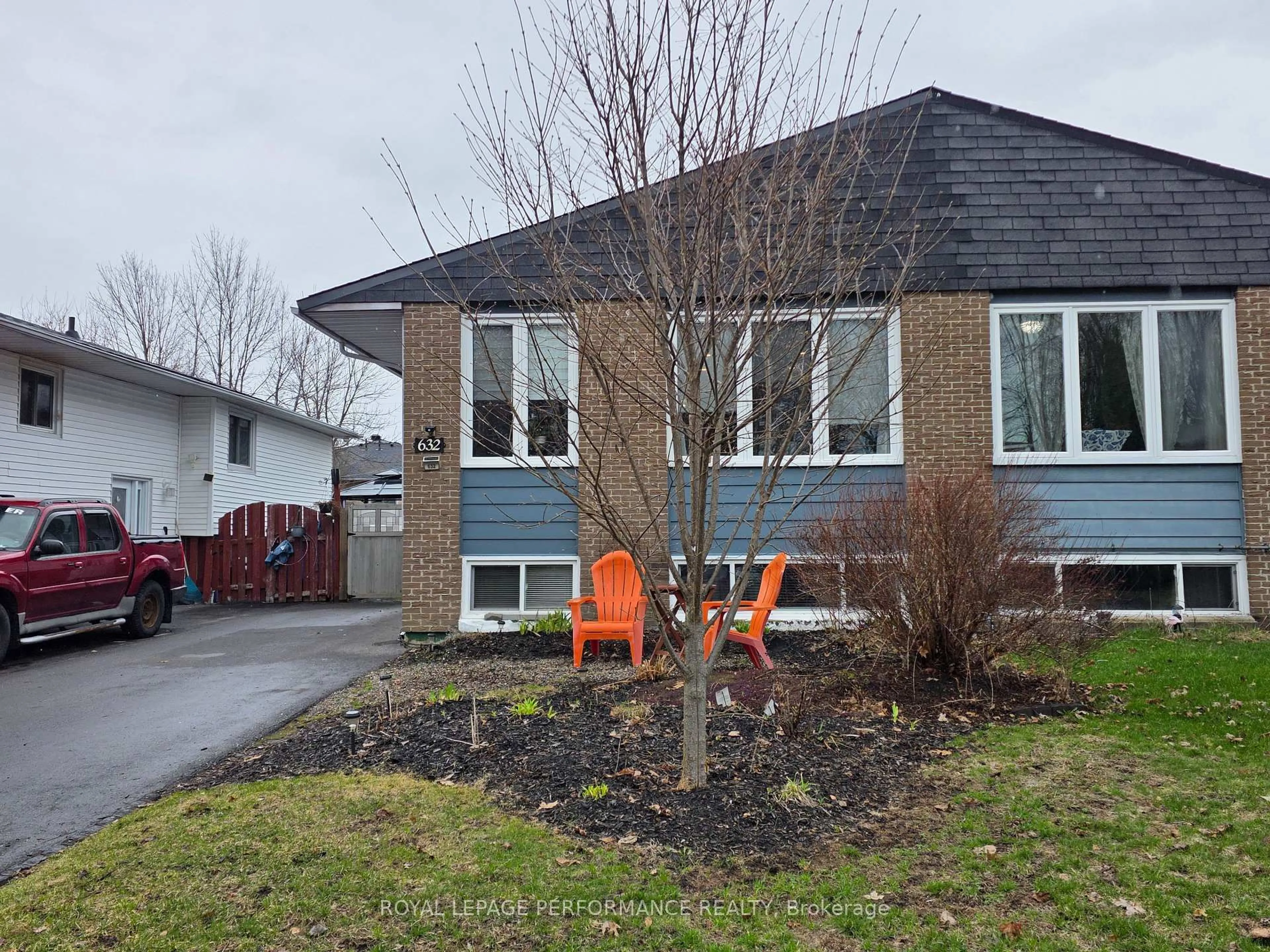 Home with vinyl exterior material, street for 632 Dundas Cres, Cornwall Ontario K6H 6H8