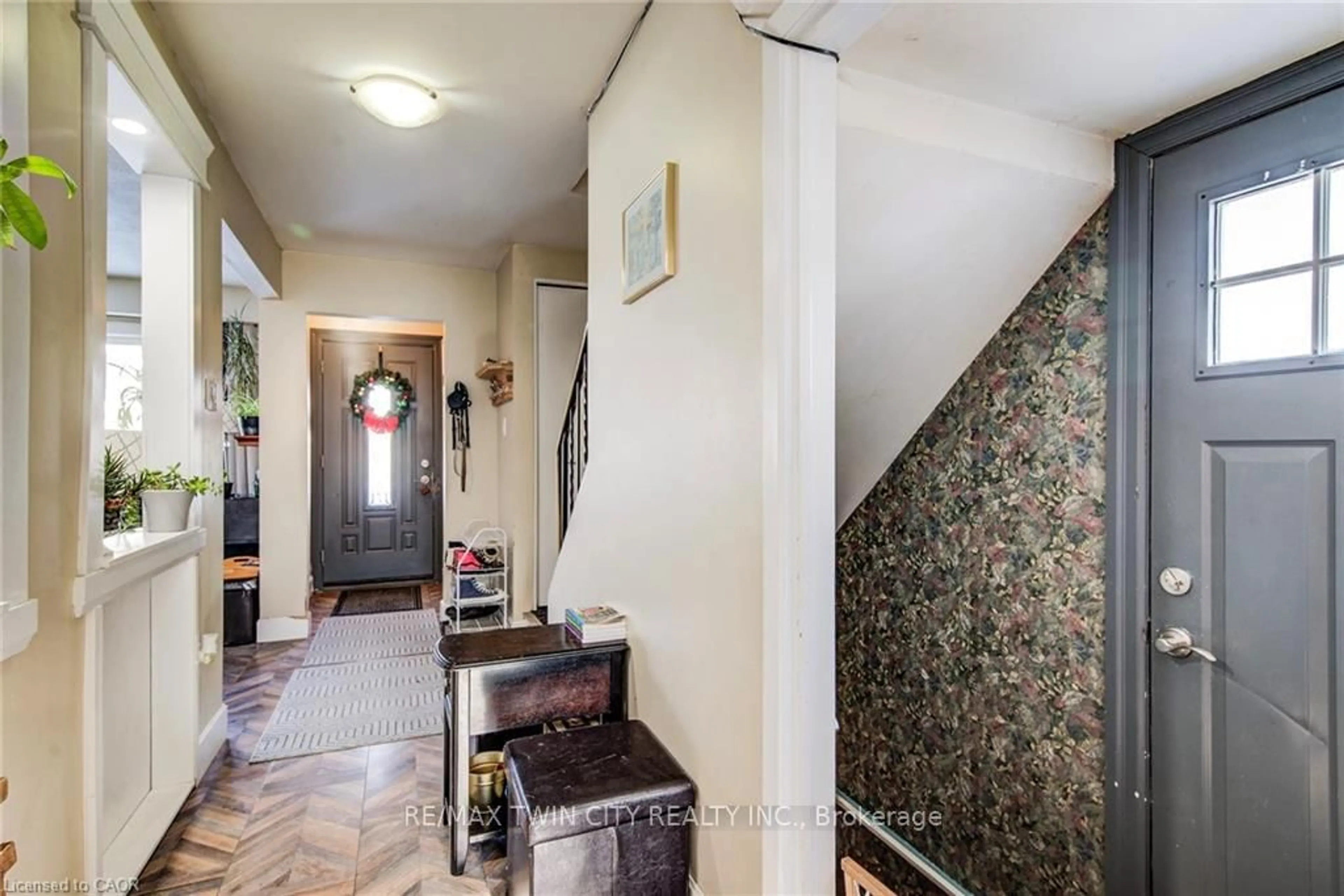 Indoor foyer for 71 SHADELAND Cres, Kitchener Ontario N2M 2J1