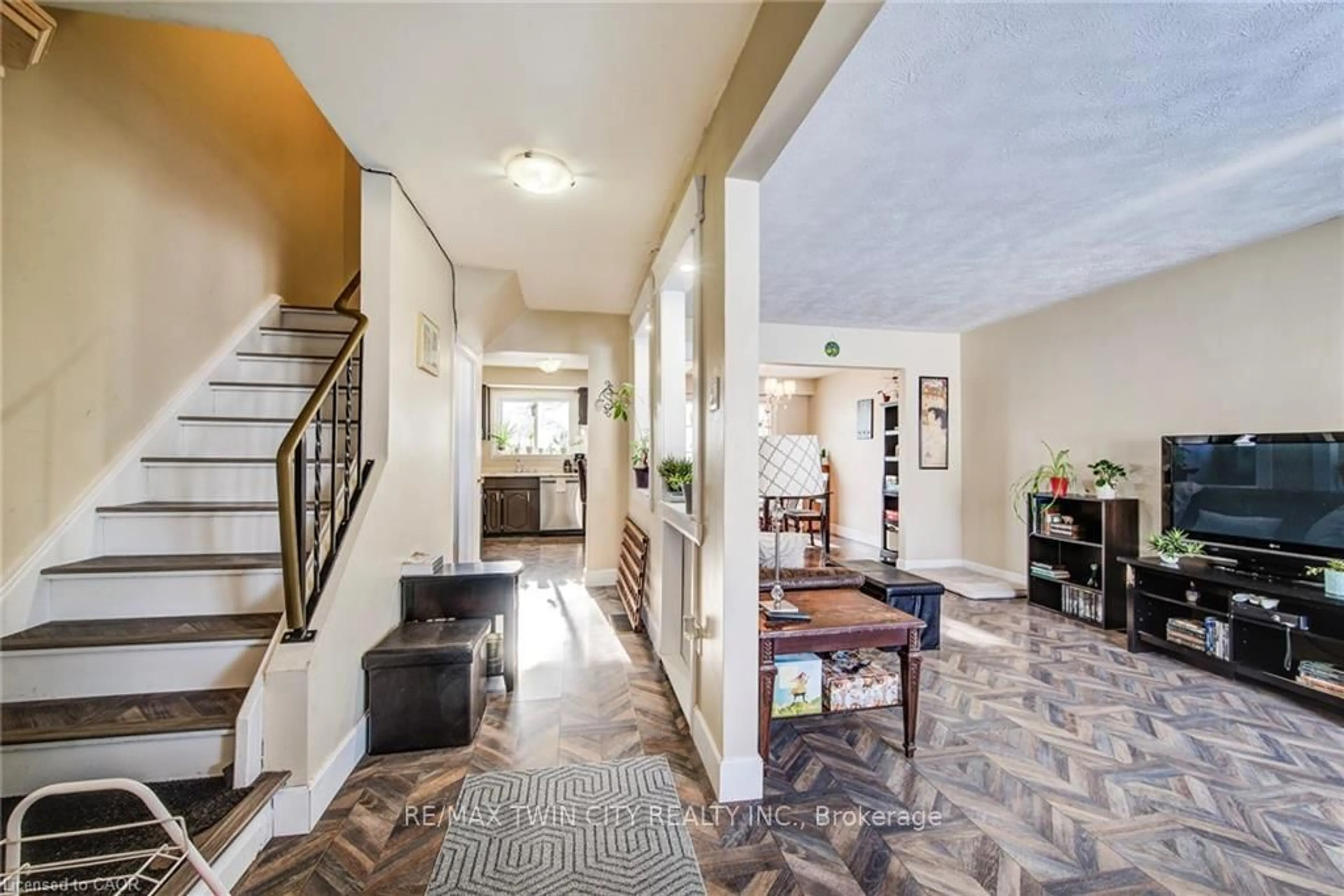 Indoor foyer for 71 SHADELAND Cres, Kitchener Ontario N2M 2J1