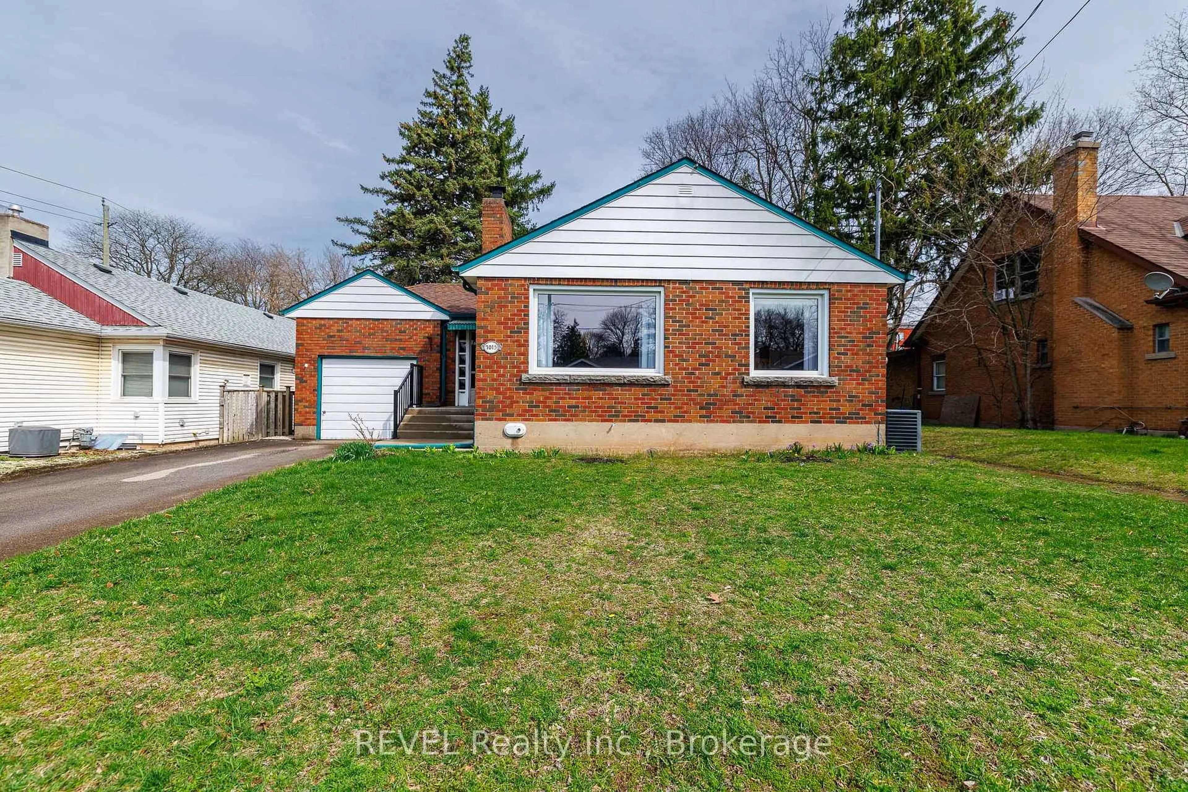 A pic from outside/outdoor area/front of a property/back of a property/a pic from drone, street for 7015 Barker St, Niagara Falls Ontario L2G 1Z5