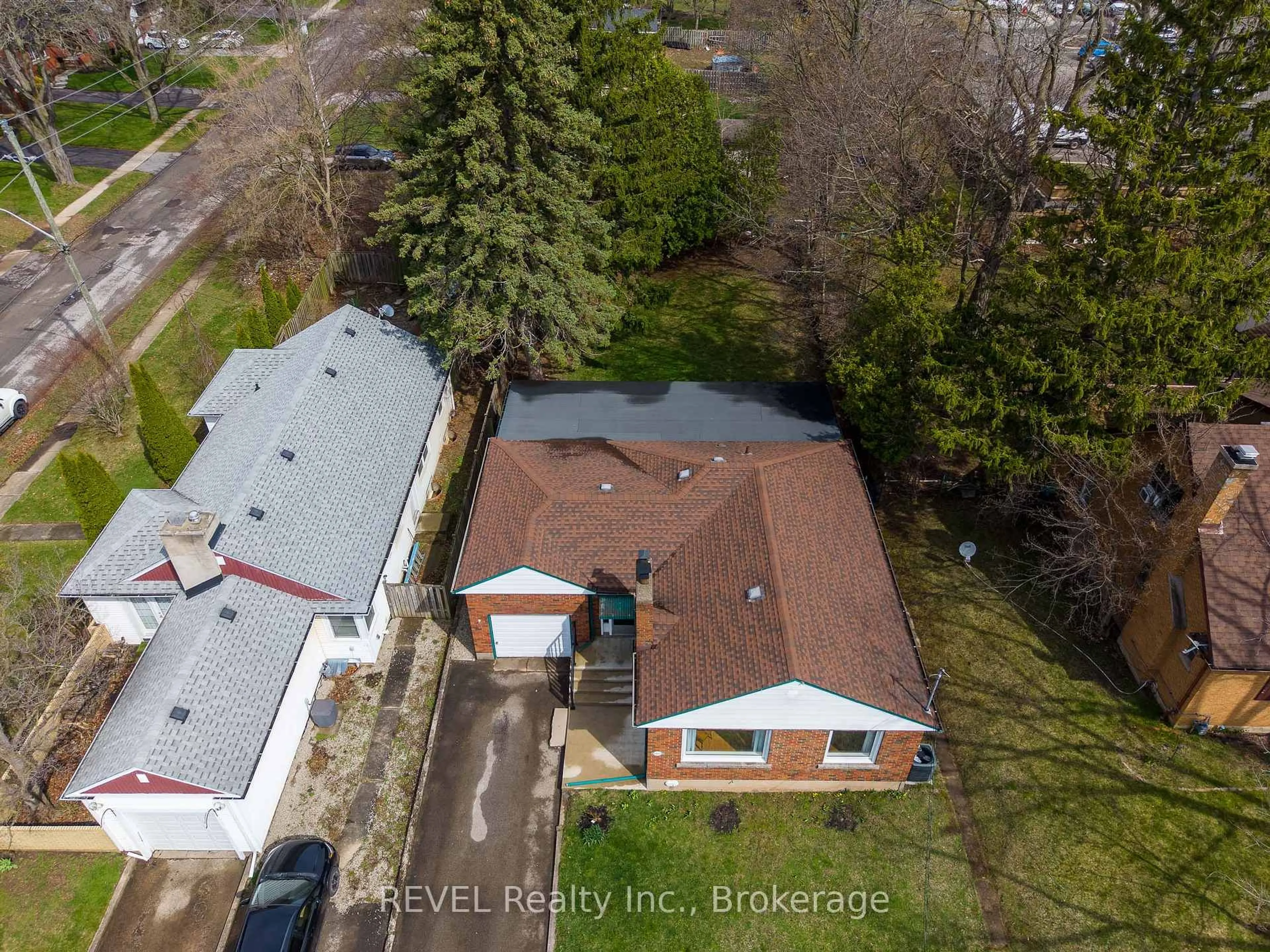 A pic from outside/outdoor area/front of a property/back of a property/a pic from drone, unknown for 7015 Barker St, Niagara Falls Ontario L2G 1Z5