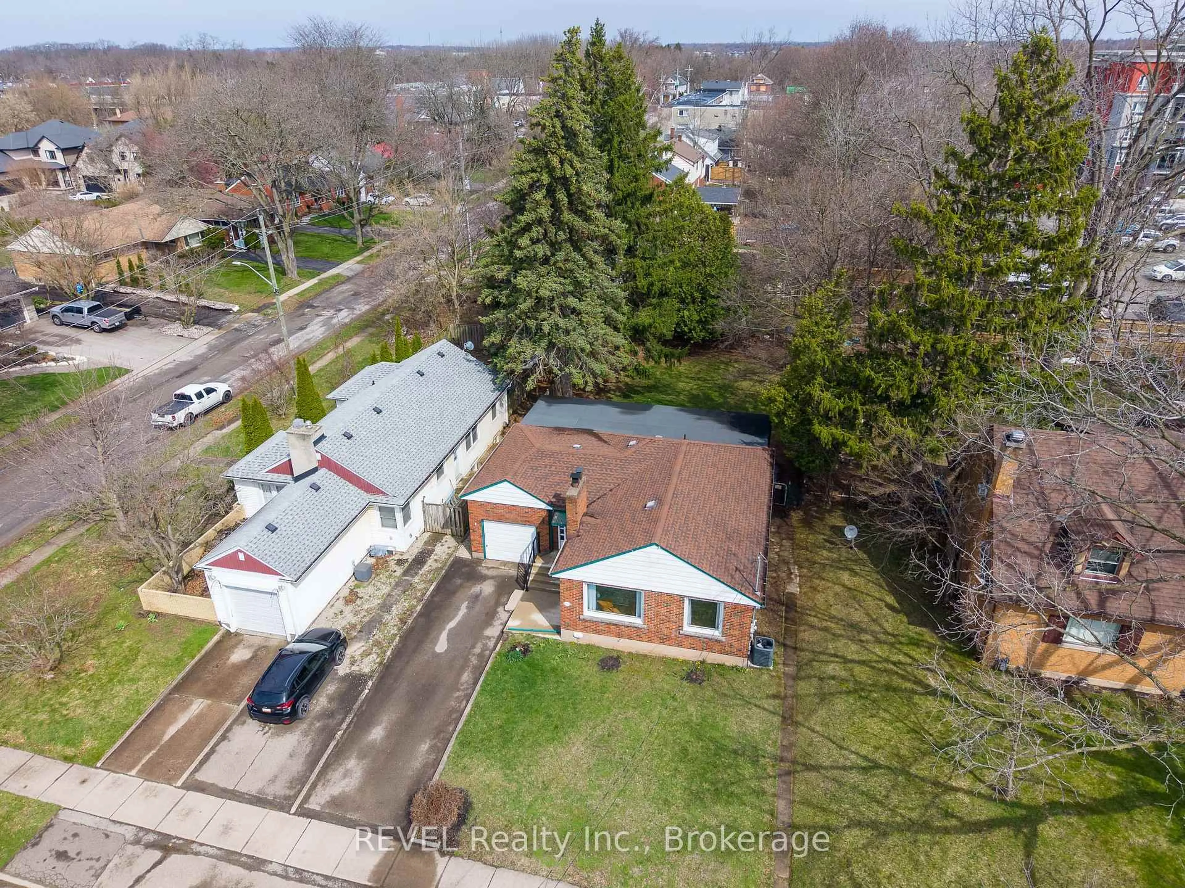 A pic from outside/outdoor area/front of a property/back of a property/a pic from drone, street for 7015 Barker St, Niagara Falls Ontario L2G 1Z5