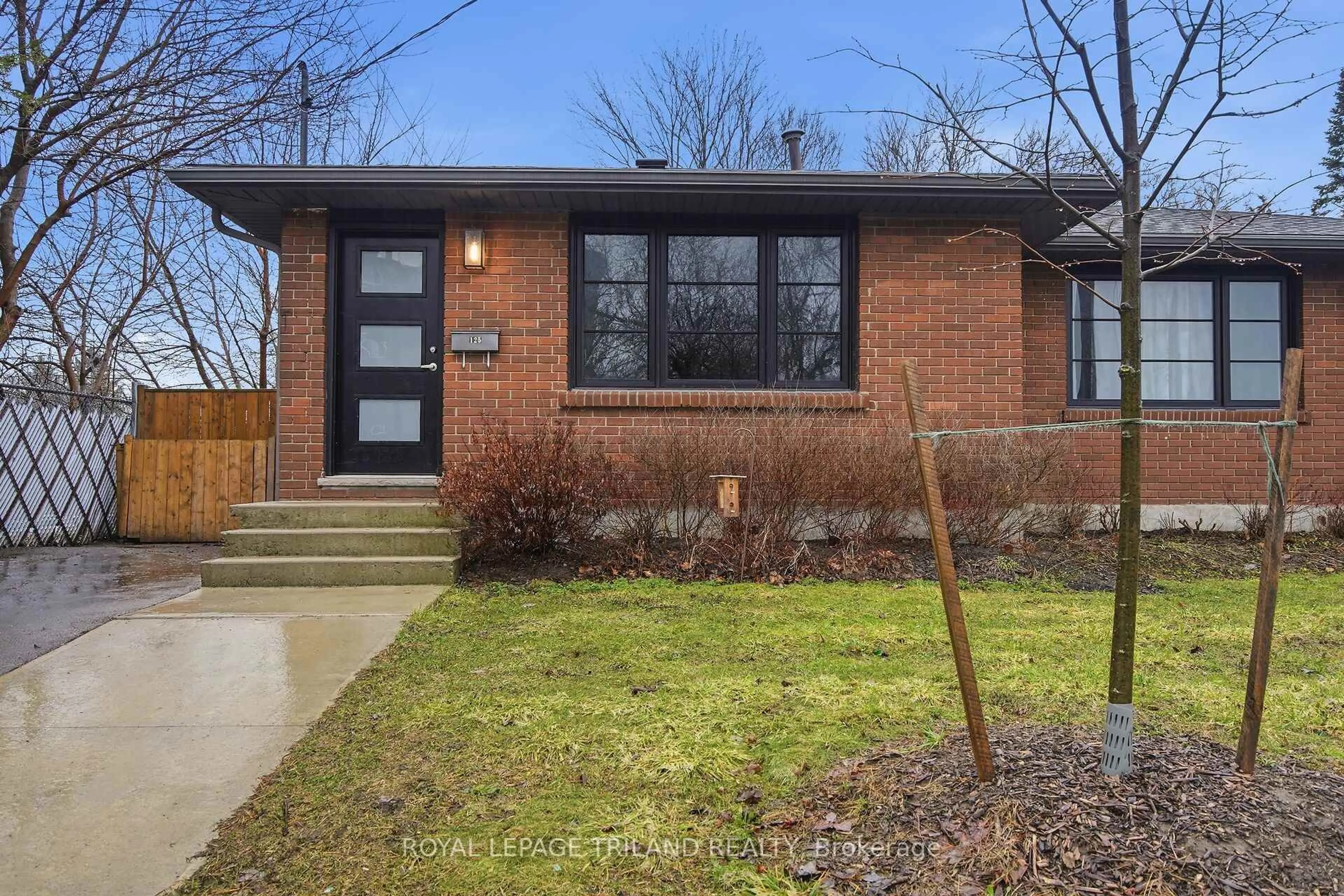 Home with brick exterior material, street for 125 Connaught Ave, London East Ontario N5Y 3A5