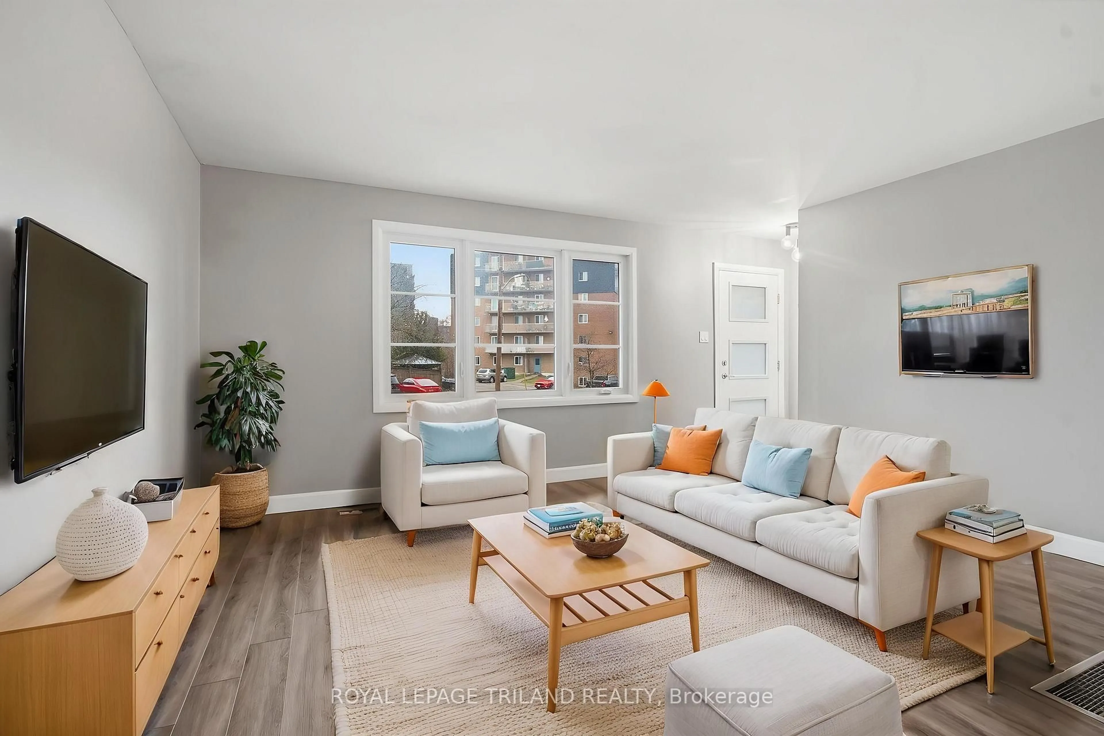 Living room with furniture, wood/laminate floor for 125 Connaught Ave, London East Ontario N5Y 3A5