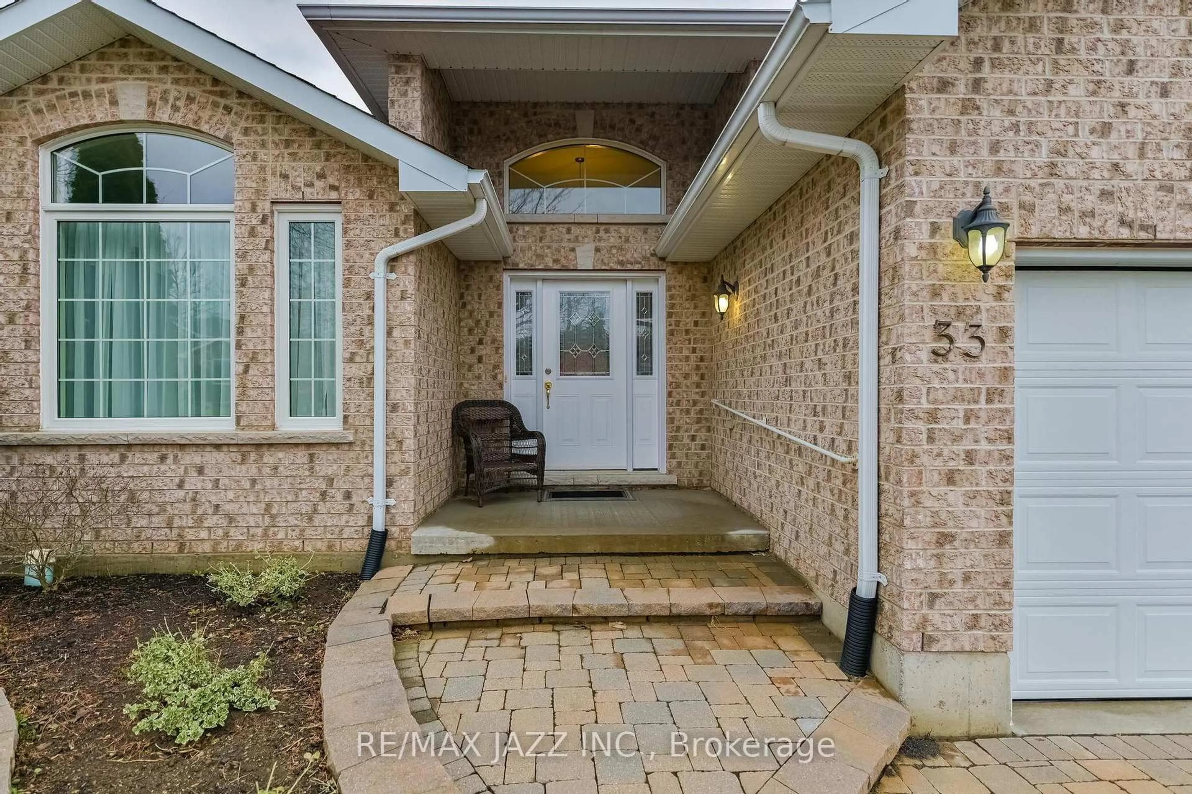 Indoor entryway for 33 Ashwood Cres, Greater Napanee Ontario K7R 3L1