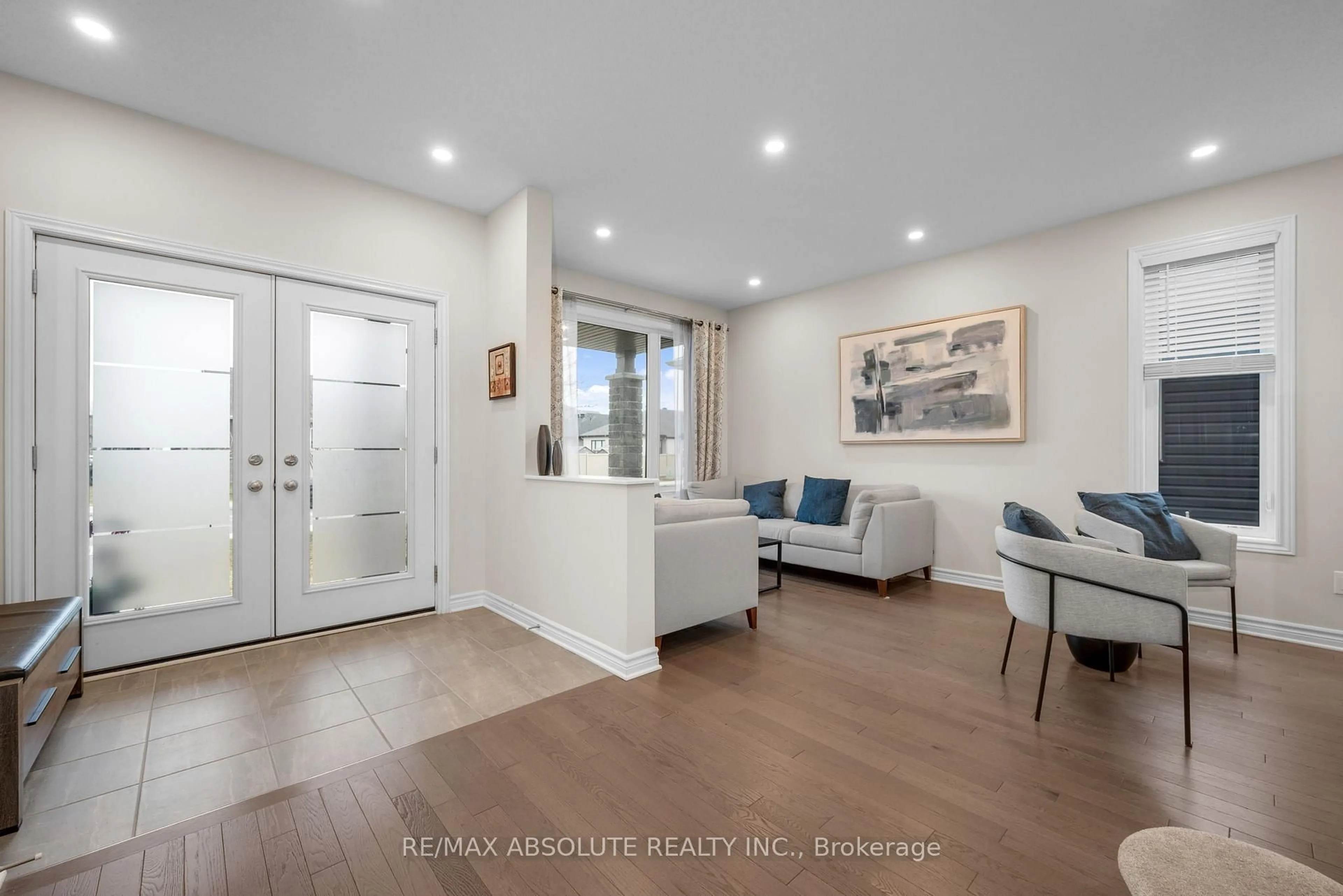 Indoor entryway for 706 Parade Dr, Ottawa Ontario K2S 0Z4