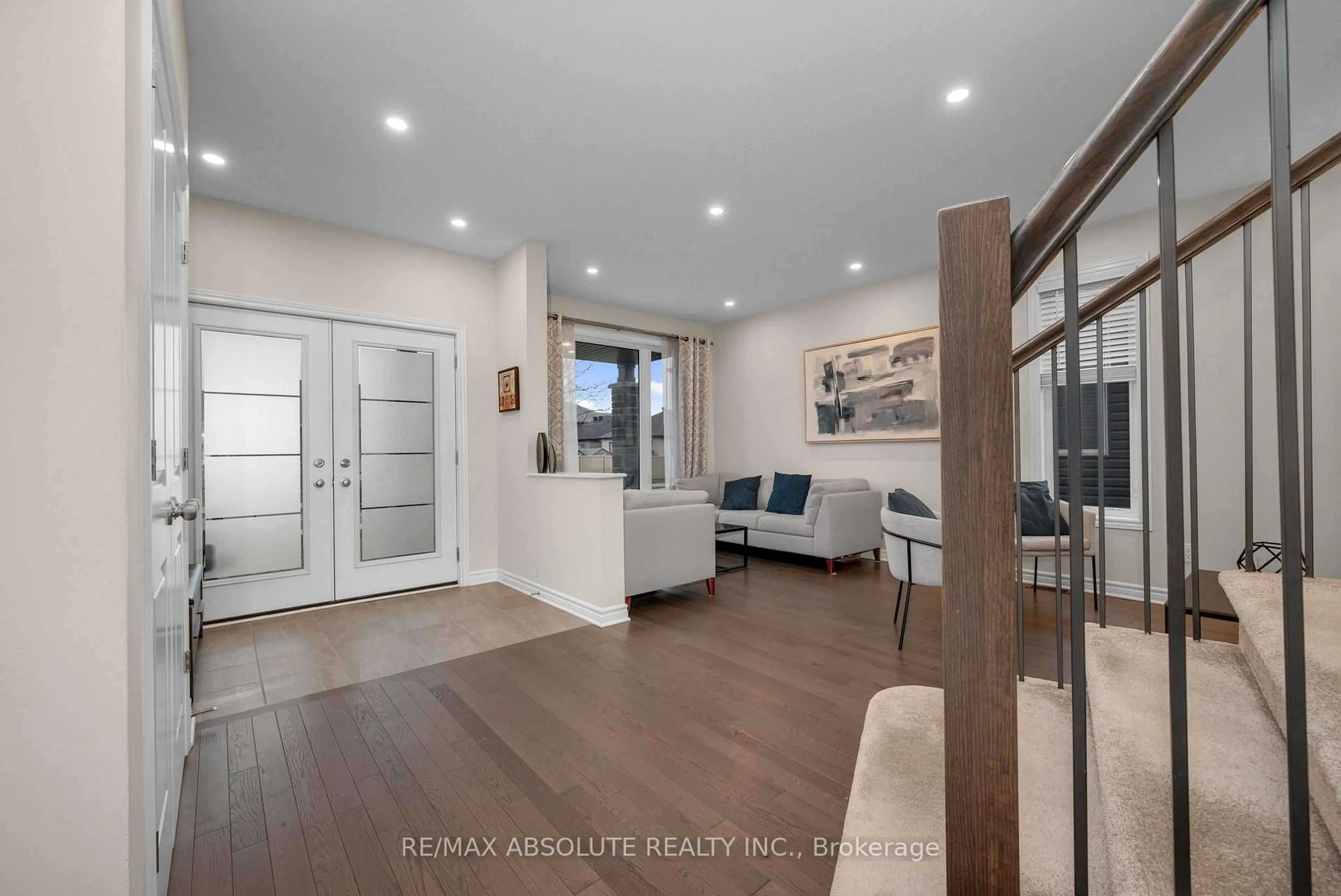 Indoor entryway for 706 Parade Dr, Ottawa Ontario K2S 0Z4