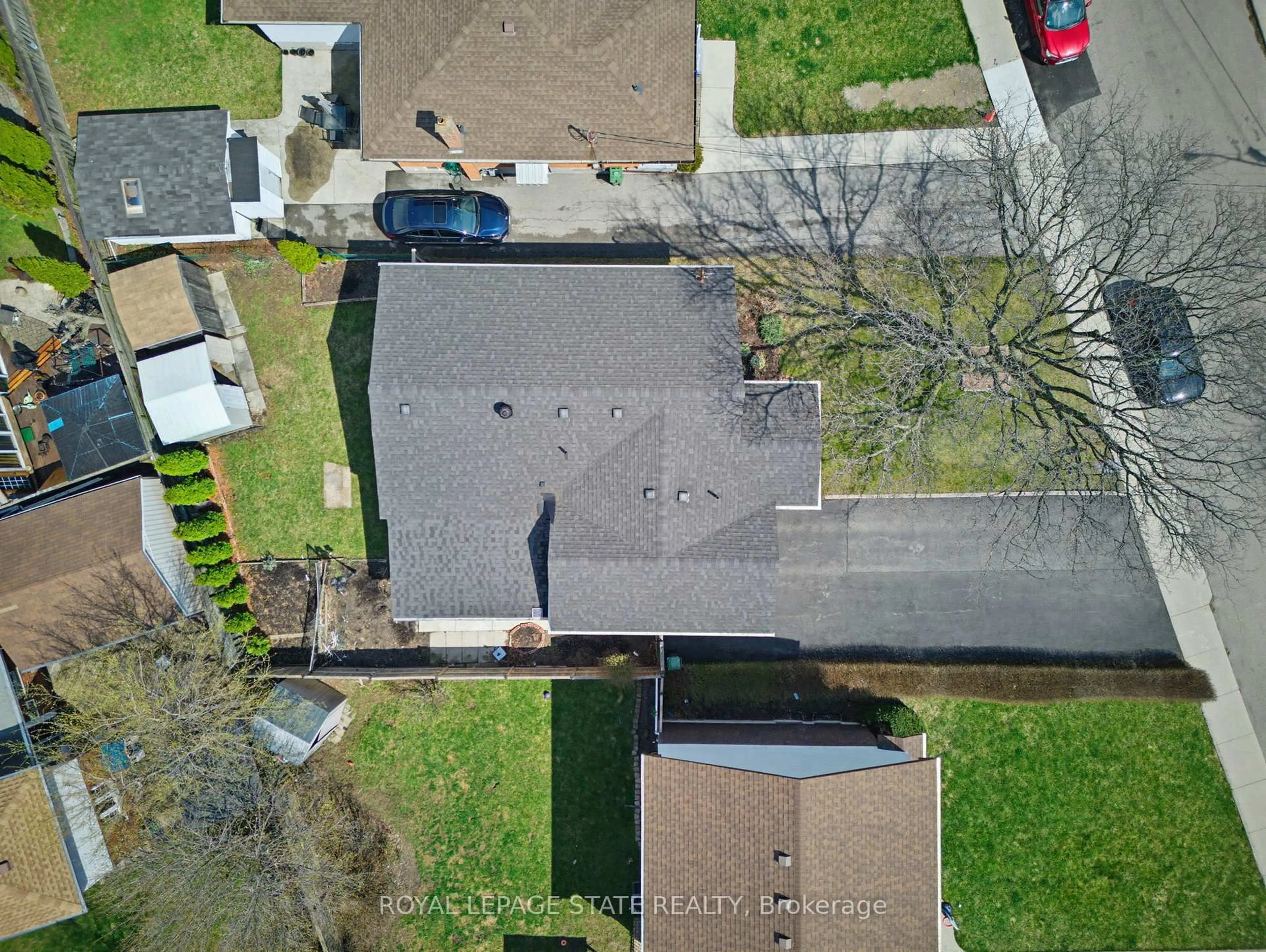 A pic from outside/outdoor area/front of a property/back of a property/a pic from drone, street for 157 Hoover Cres, Hamilton Ontario L9A 3H2