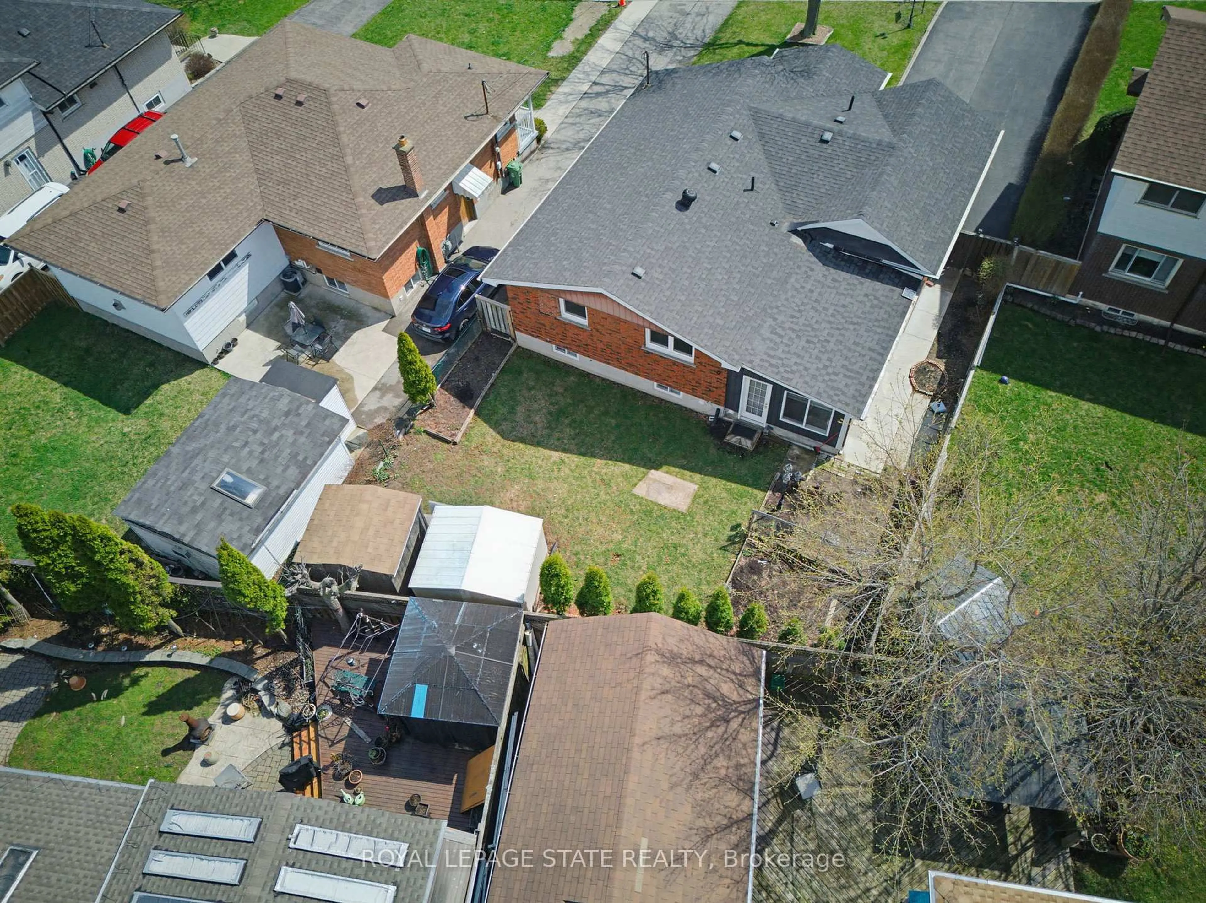 A pic from outside/outdoor area/front of a property/back of a property/a pic from drone, street for 157 Hoover Cres, Hamilton Ontario L9A 3H2