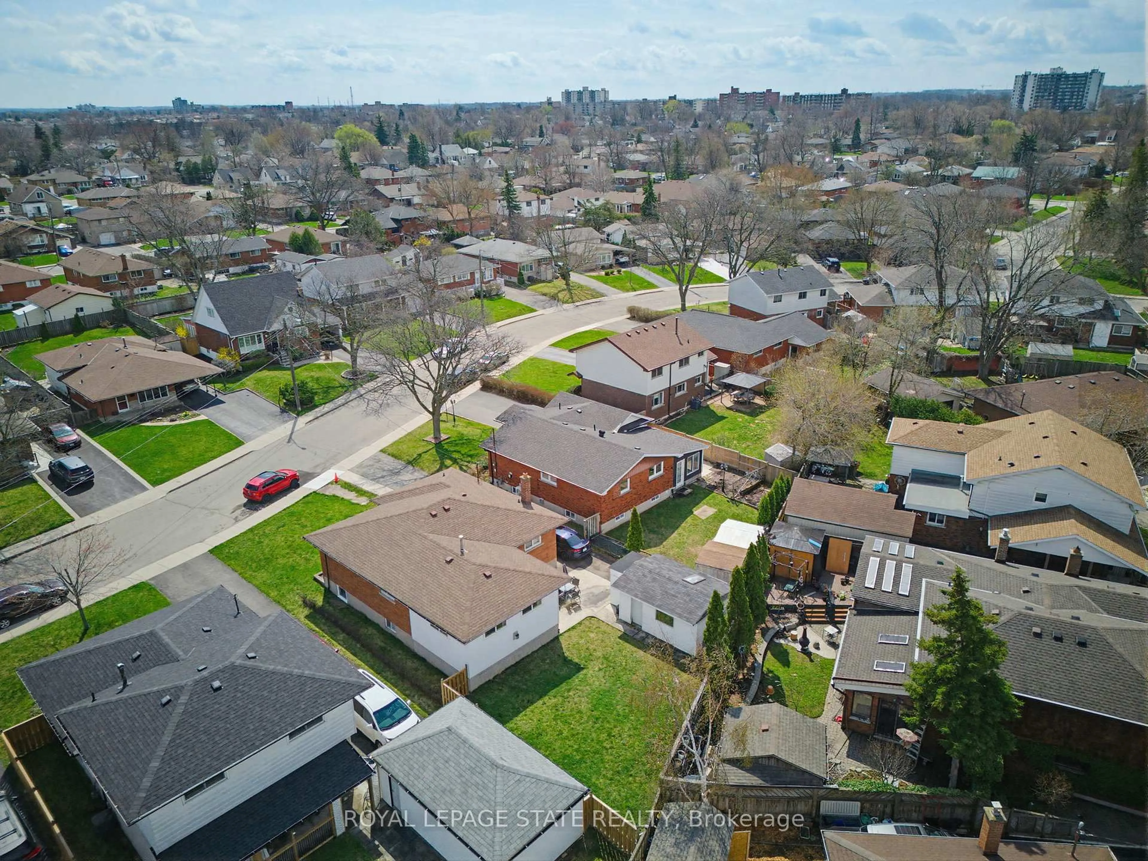 A pic from outside/outdoor area/front of a property/back of a property/a pic from drone, street for 157 Hoover Cres, Hamilton Ontario L9A 3H2