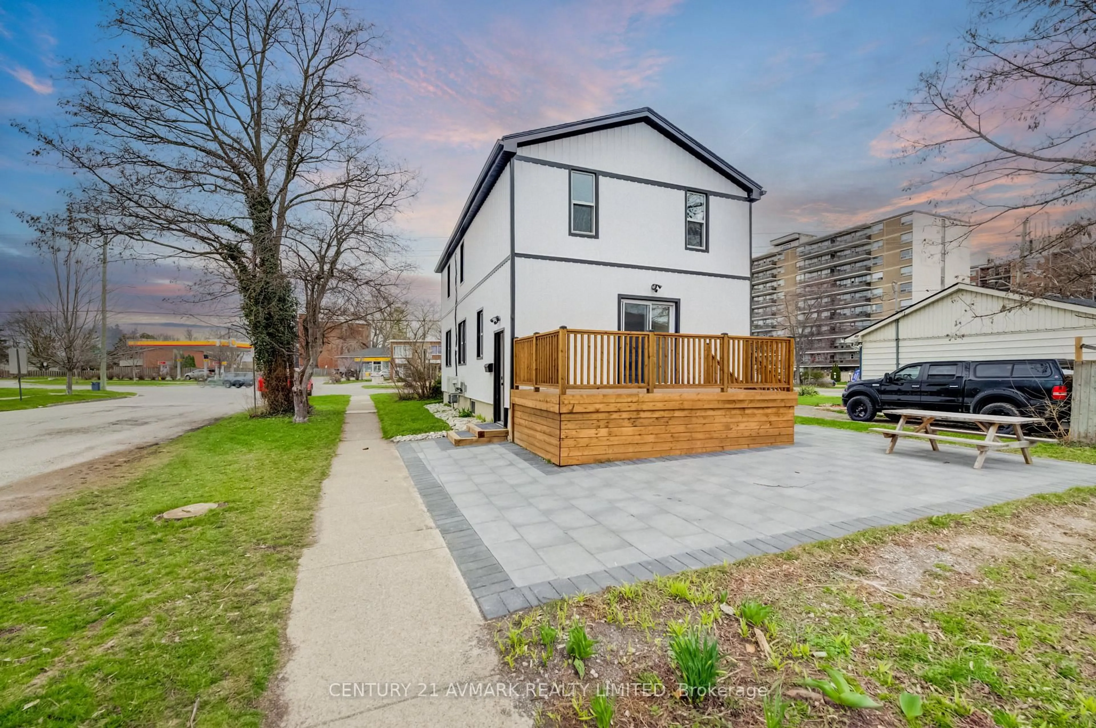 A pic from outside/outdoor area/front of a property/back of a property/a pic from drone, street for 336 Geneva St, St. Catharines Ontario L2N 2G7