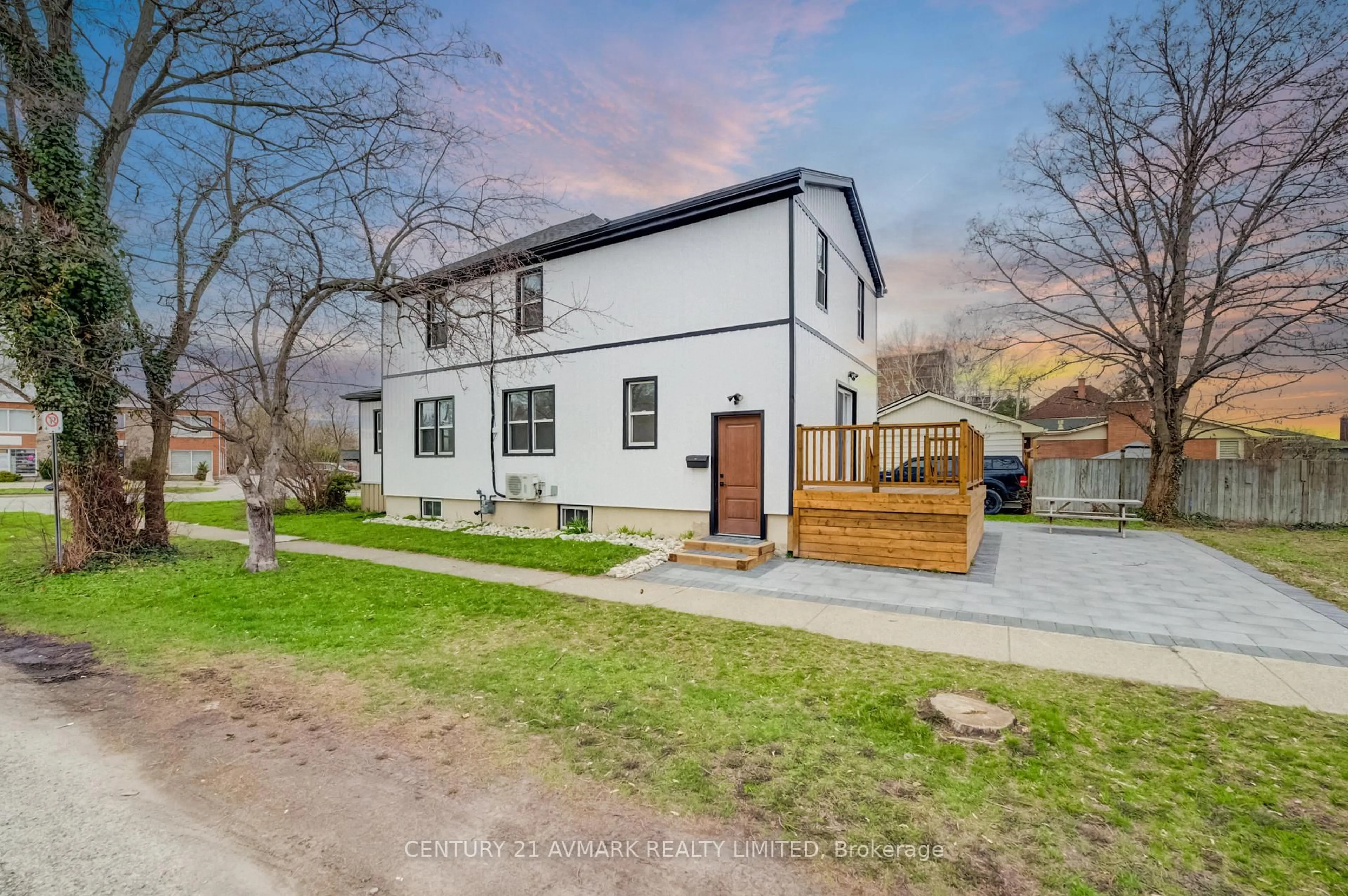 A pic from outside/outdoor area/front of a property/back of a property/a pic from drone, street for 336 Geneva St, St. Catharines Ontario L2N 2G7