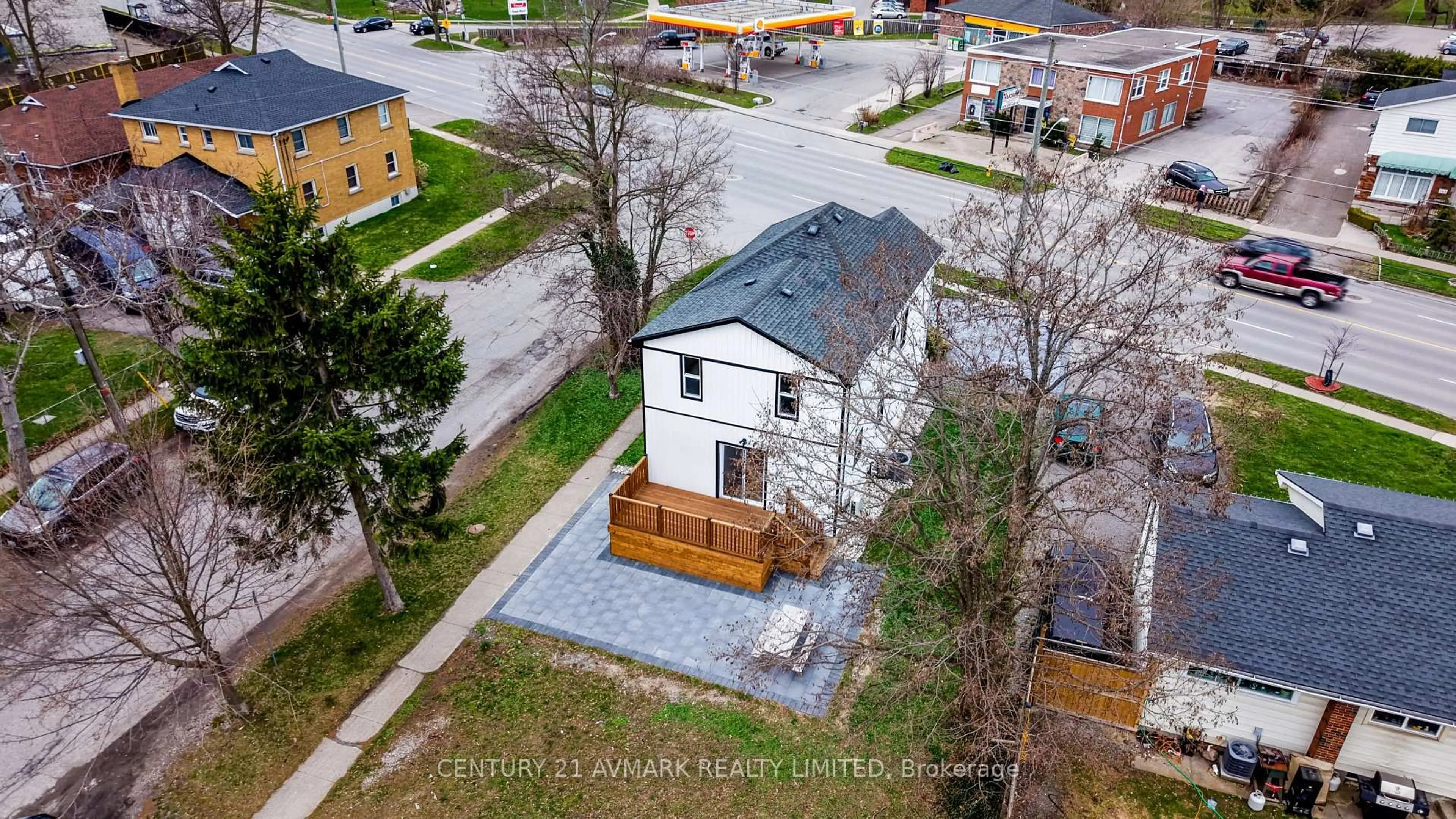A pic from outside/outdoor area/front of a property/back of a property/a pic from drone, street for 336 Geneva St, St. Catharines Ontario L2N 2G7