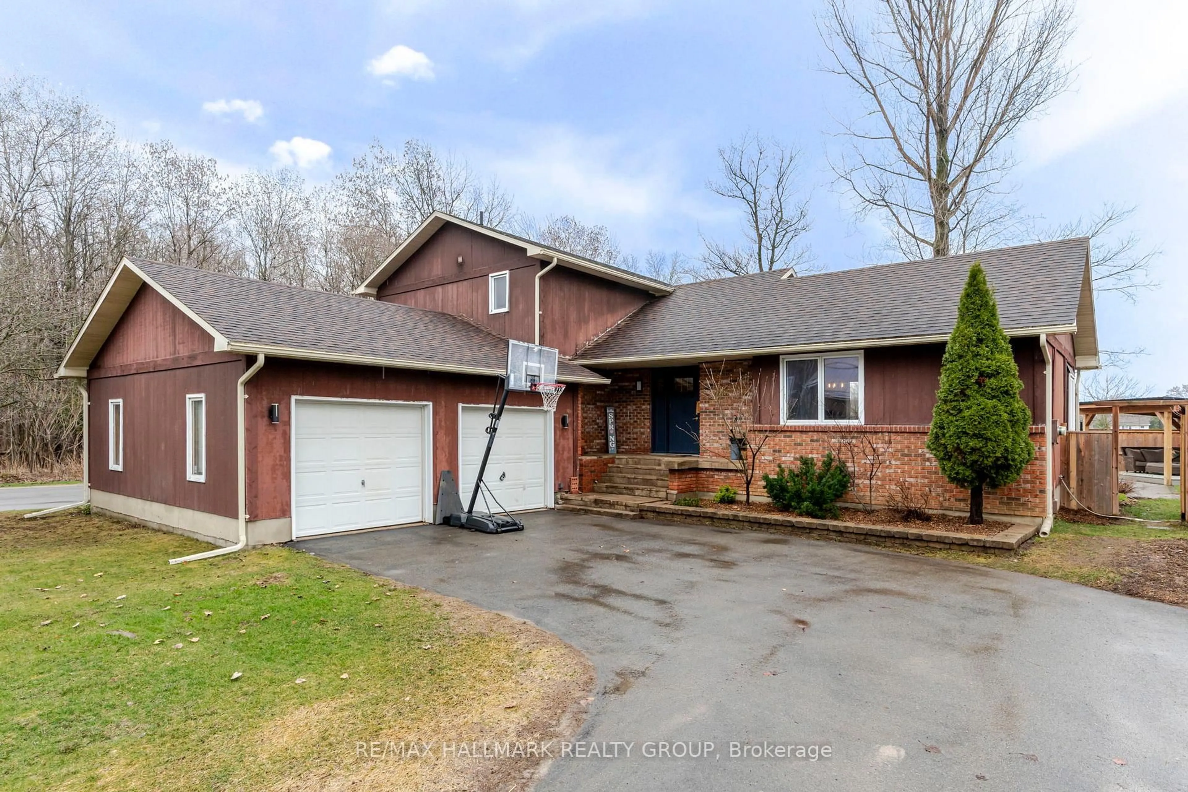 A pic from outside/outdoor area/front of a property/back of a property/a pic from drone, street for 265 Kingston Cres, Prescott Ontario K0E 1T0