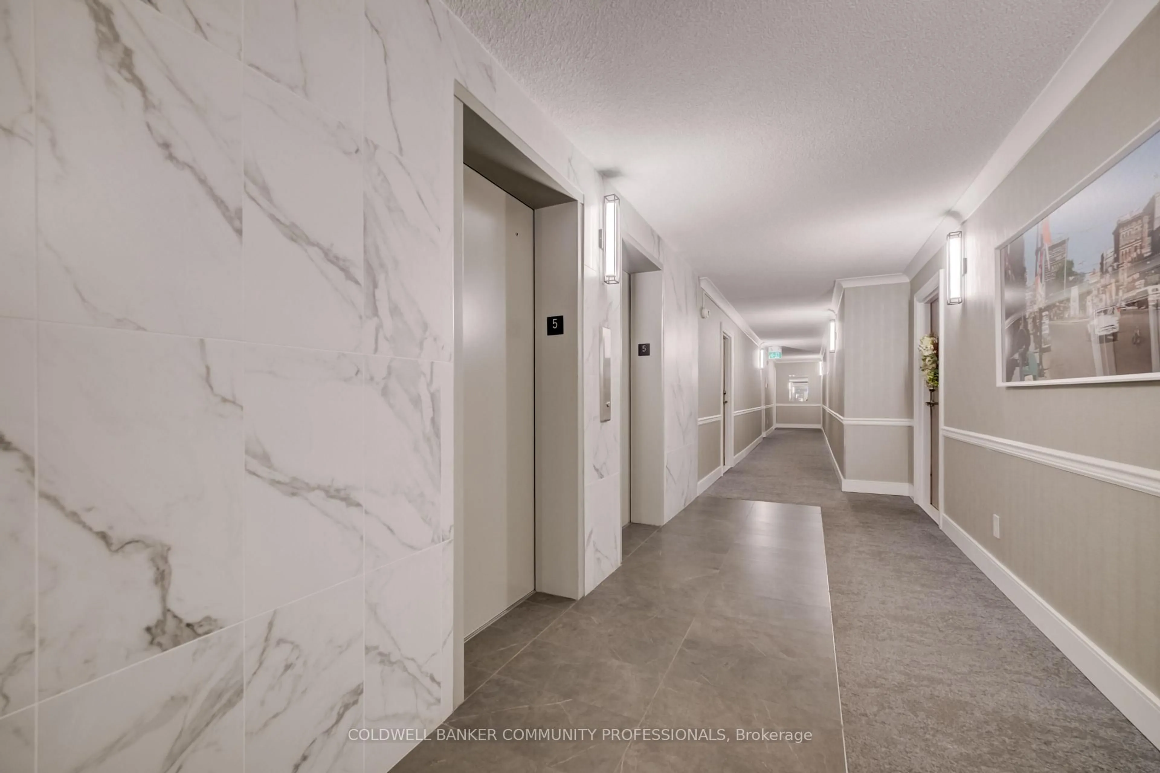 Indoor foyer for 120 Duke St #505, Hamilton Ontario L8P 4T1