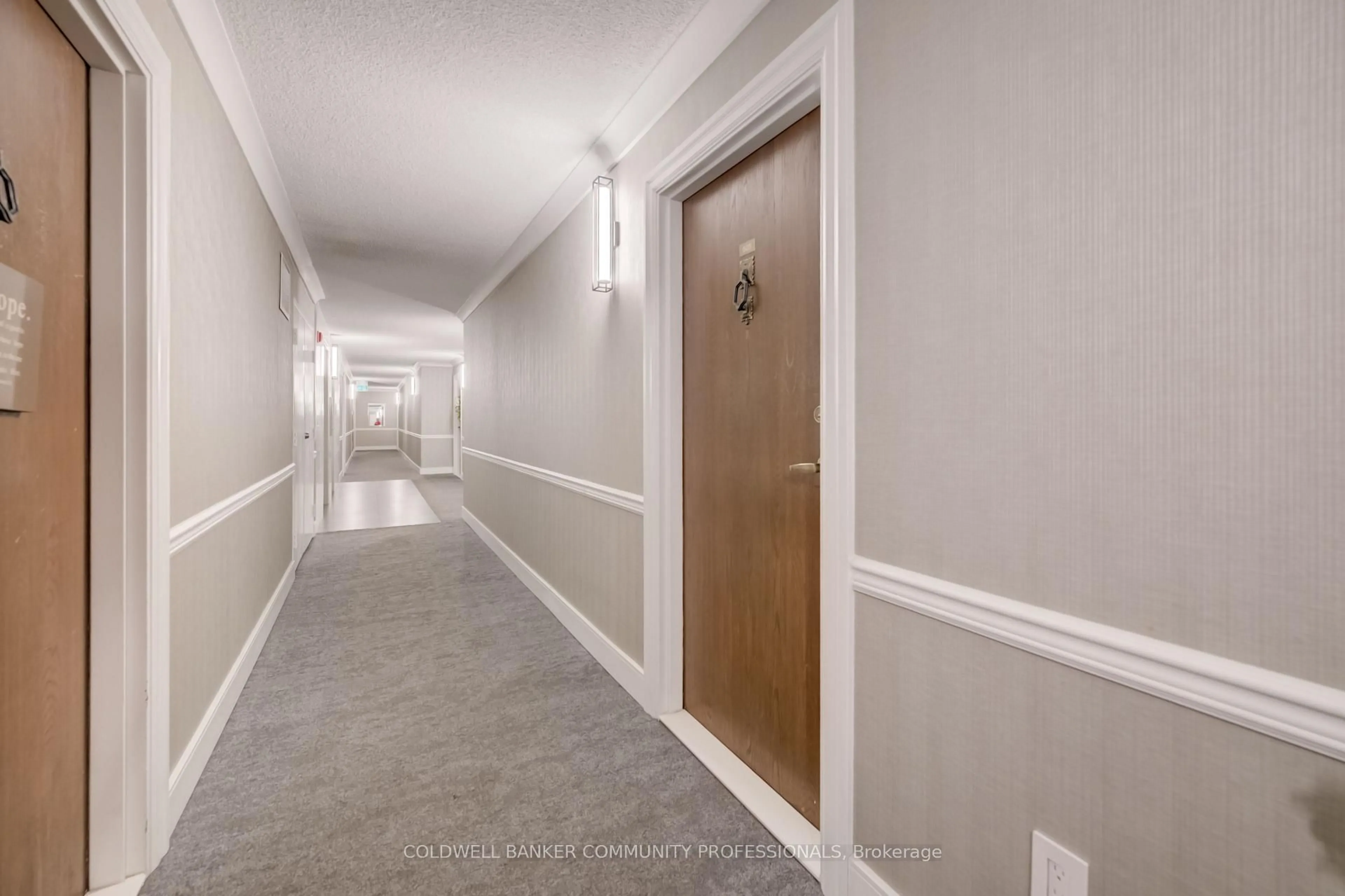 Indoor foyer for 120 Duke St #505, Hamilton Ontario L8P 4T1