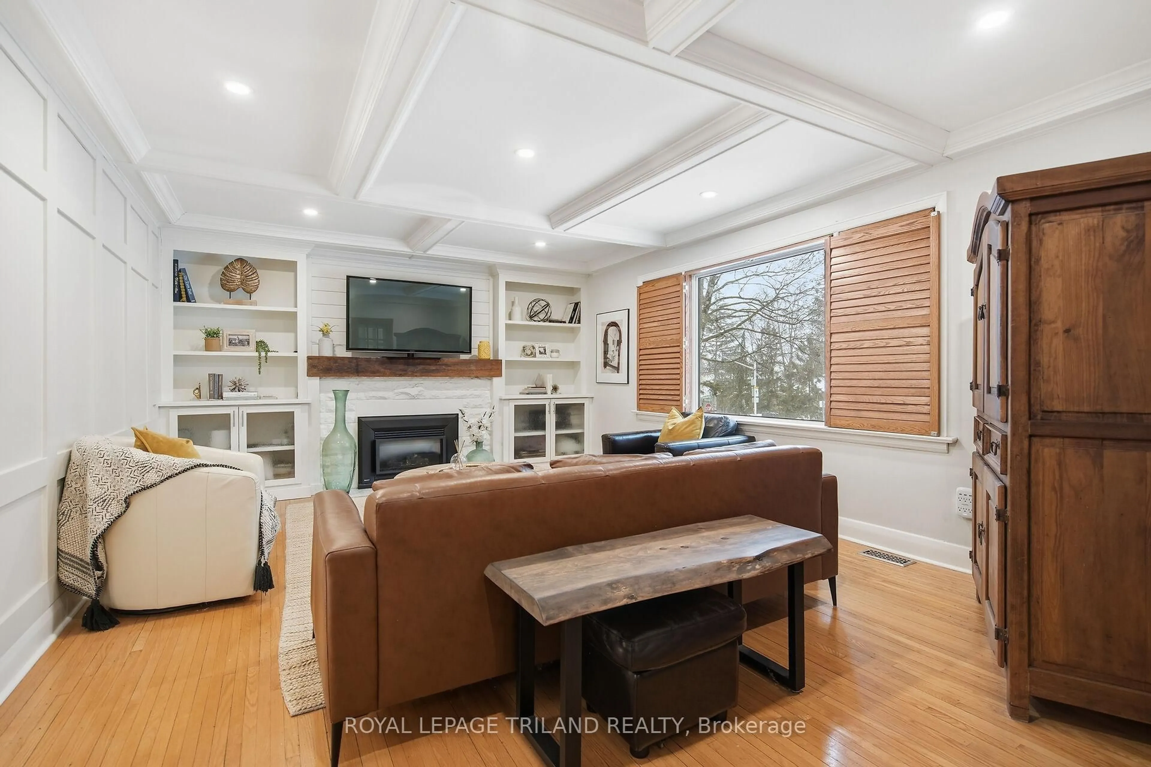 Living room with furniture, wood/laminate floor for 831 Riverside Dr, London North Ontario N6H 2T1