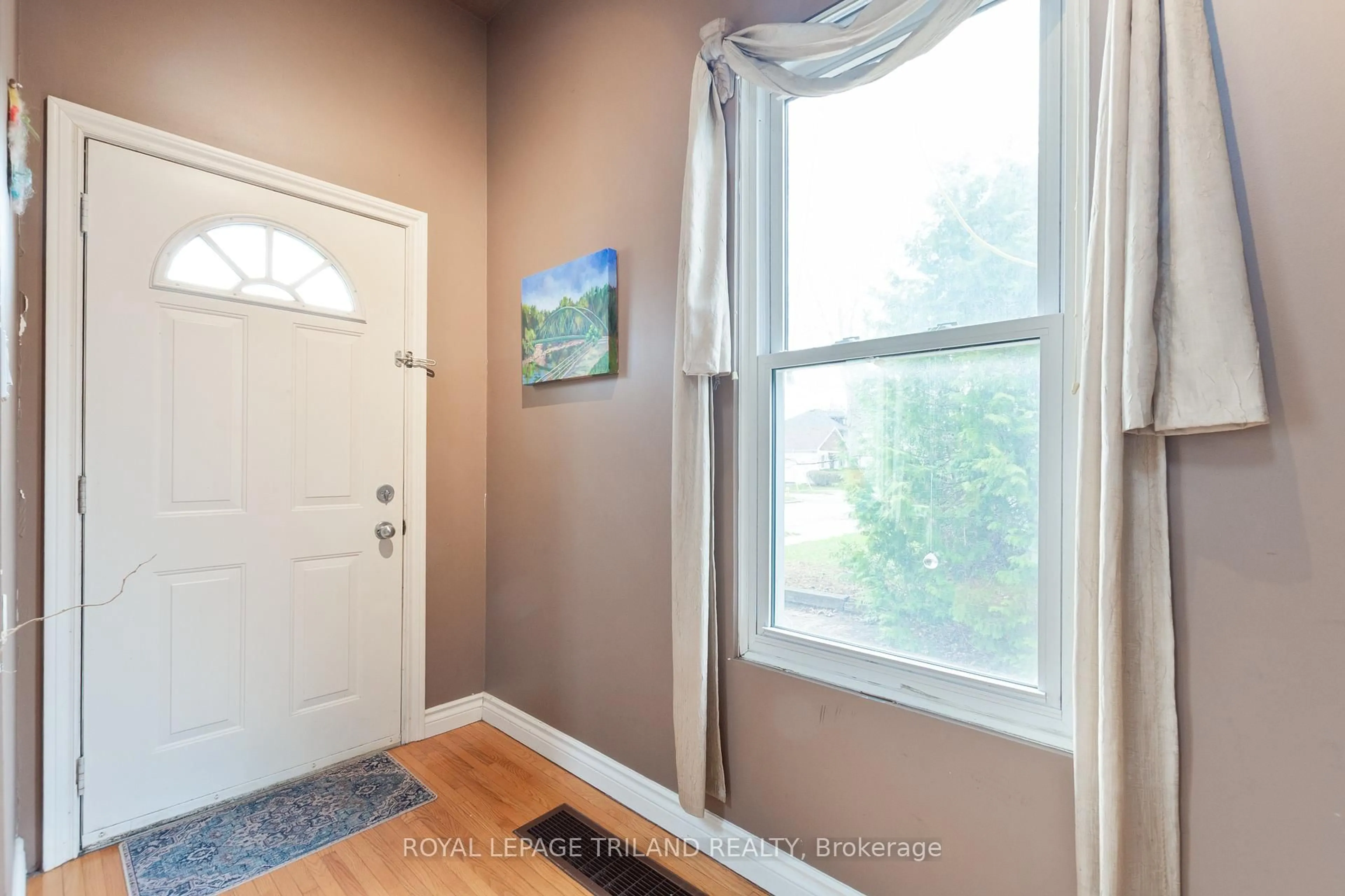 Indoor entryway for 32 St Andrew St, London North Ontario N6H 1Z6