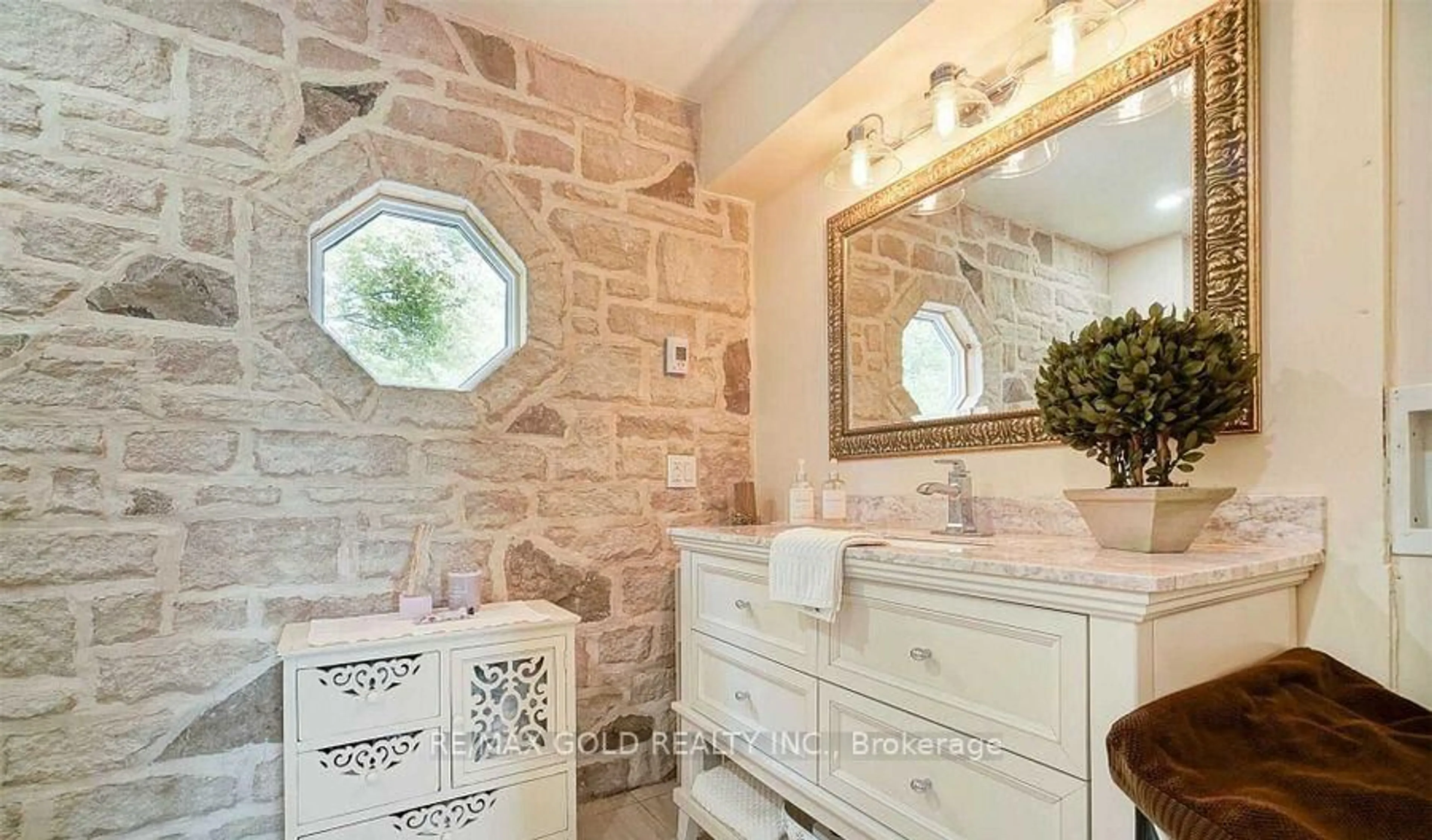 Contemporary bathroom, ceramic/tile floor for 64312 Dufferin County Rd, East Garafraxa Ontario L9W 7J5