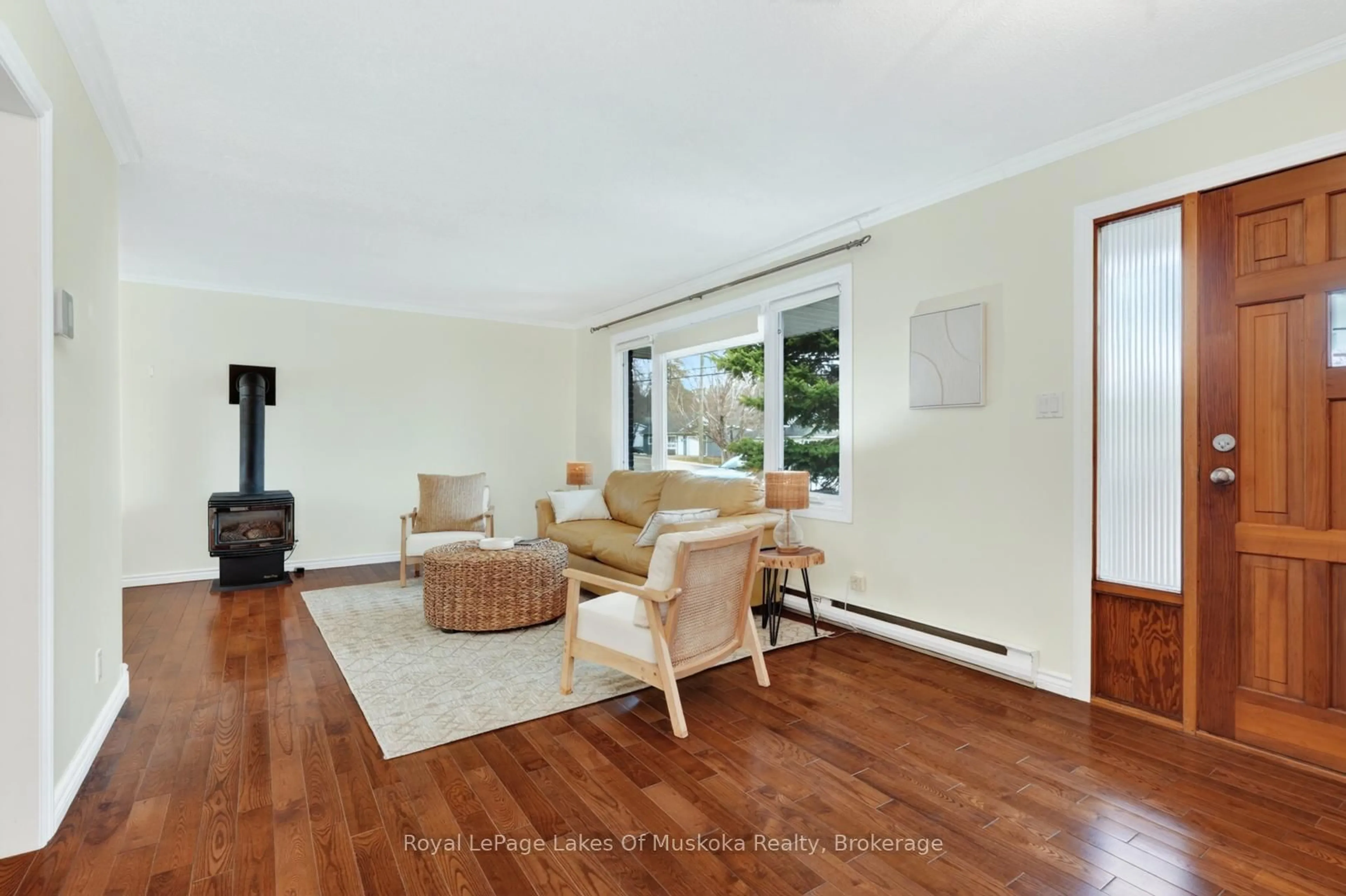 Living room with furniture, unknown for 234 Yonge St, Burk's Falls Ontario P0A 1C0