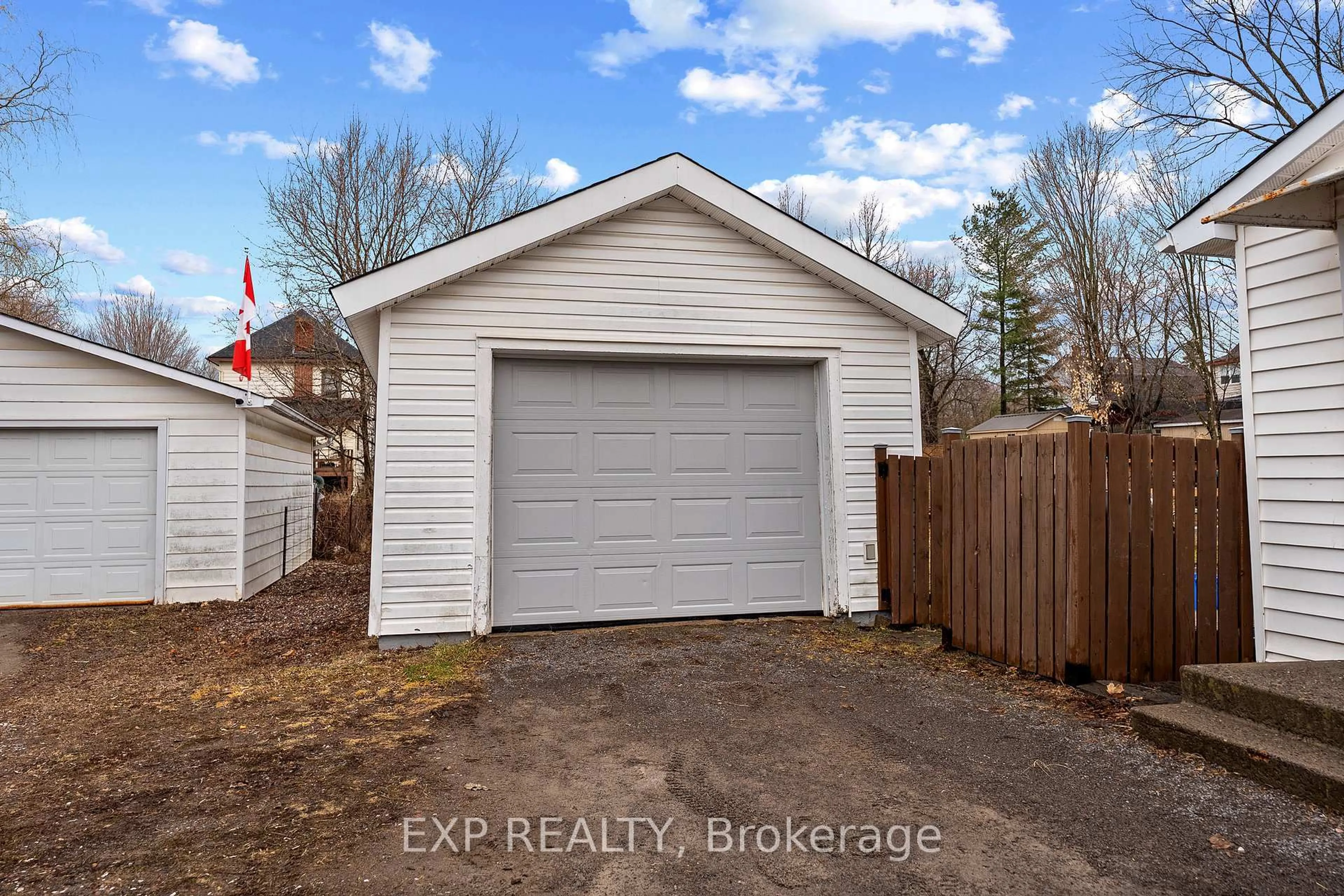 Indoor garage for 270 HARRY St, Renfrew Ontario K7V 3E3