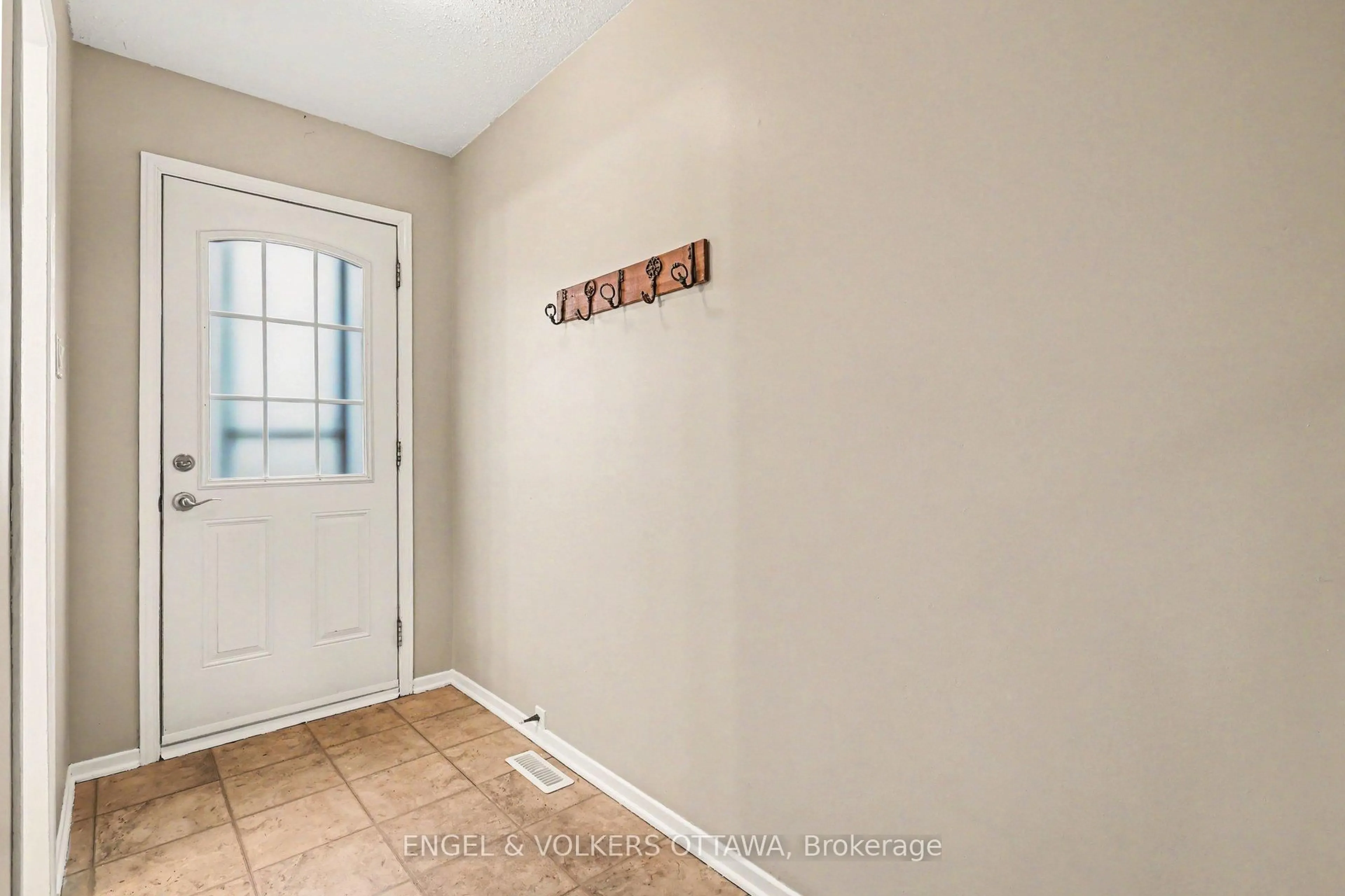 Indoor entryway for 2148 Orient Park Dr, Ottawa Ontario K1B 4V9