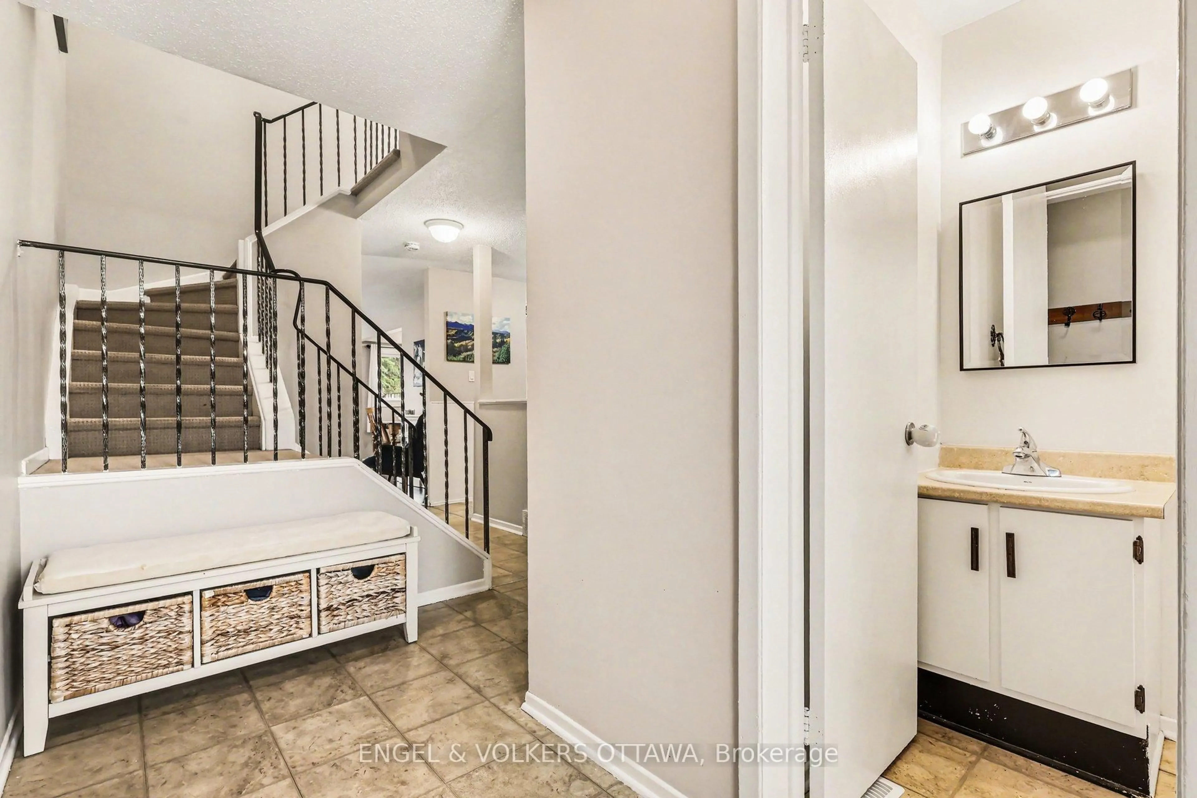 Indoor entryway for 2148 Orient Park Dr, Ottawa Ontario K1B 4V9