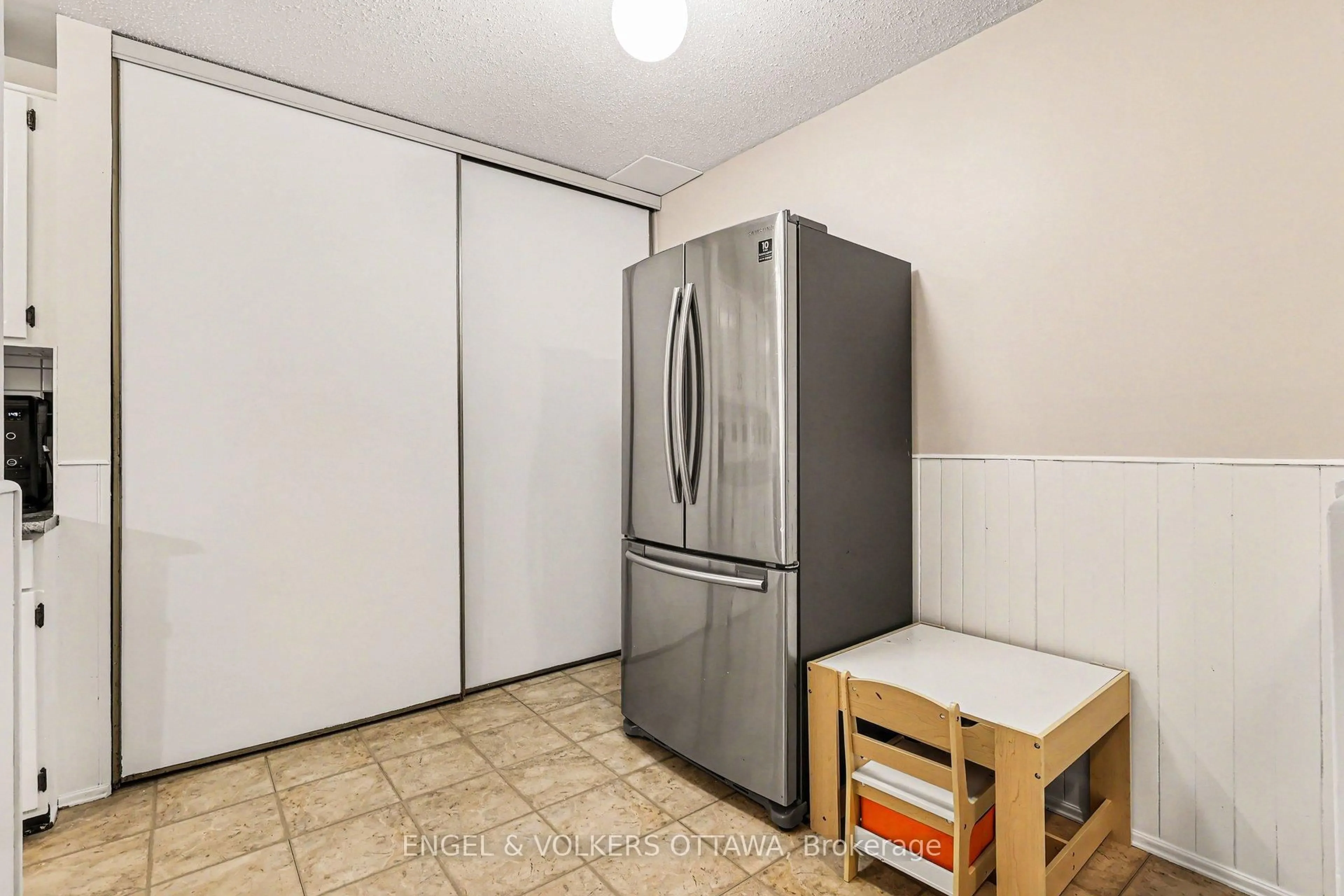 Standard kitchen, unknown for 2148 Orient Park Dr, Ottawa Ontario K1B 4V9