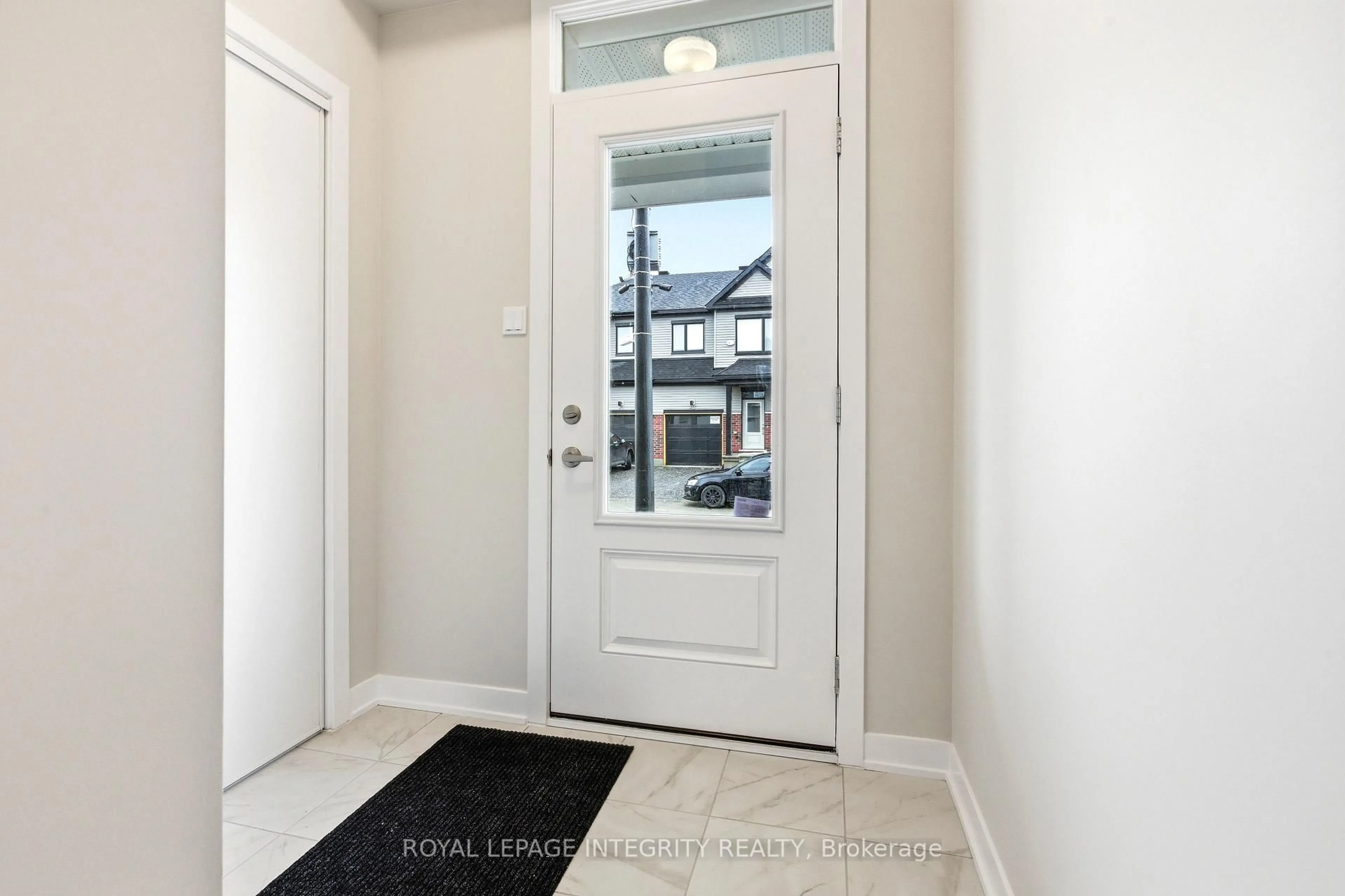 Indoor entryway for 418 Les Emmerson Dr, Ottawa Ontario K2J 4J4