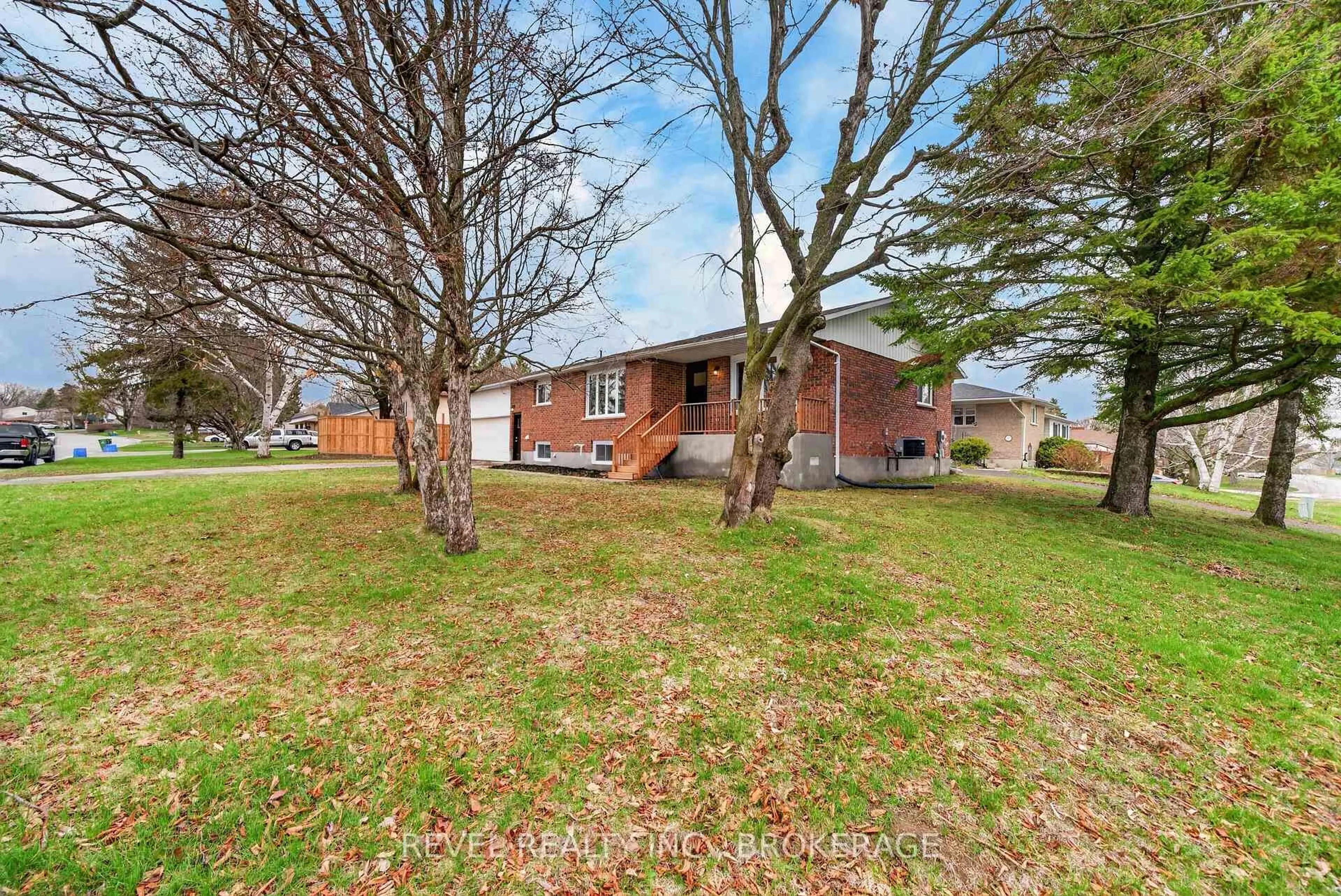 A pic from outside/outdoor area/front of a property/back of a property/a pic from drone, street for 786 Milford Dr, Kingston Ontario K7P 1A8