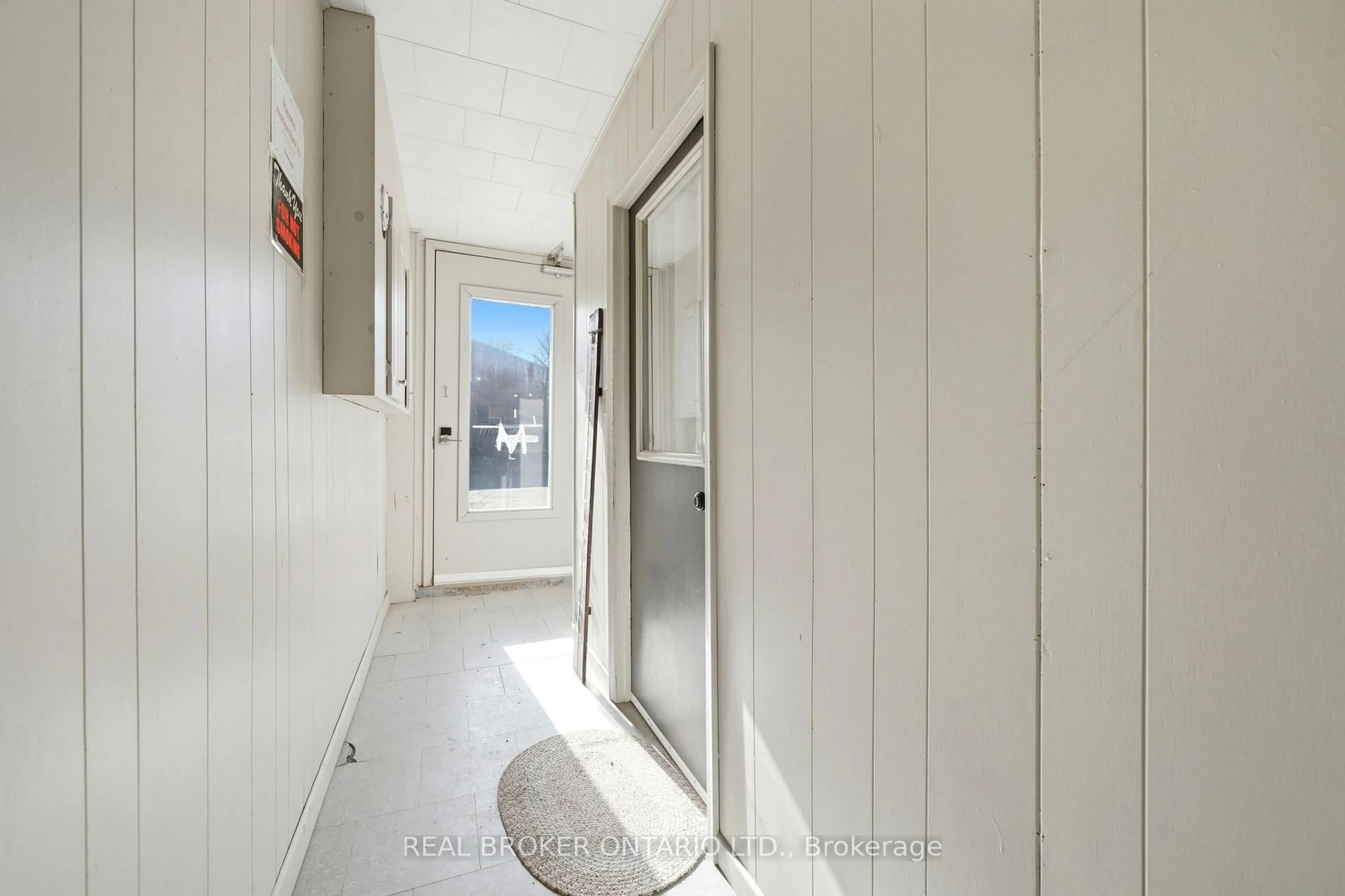 Indoor entryway for 2039 Victoria St, Howick Ontario N0G 1X0