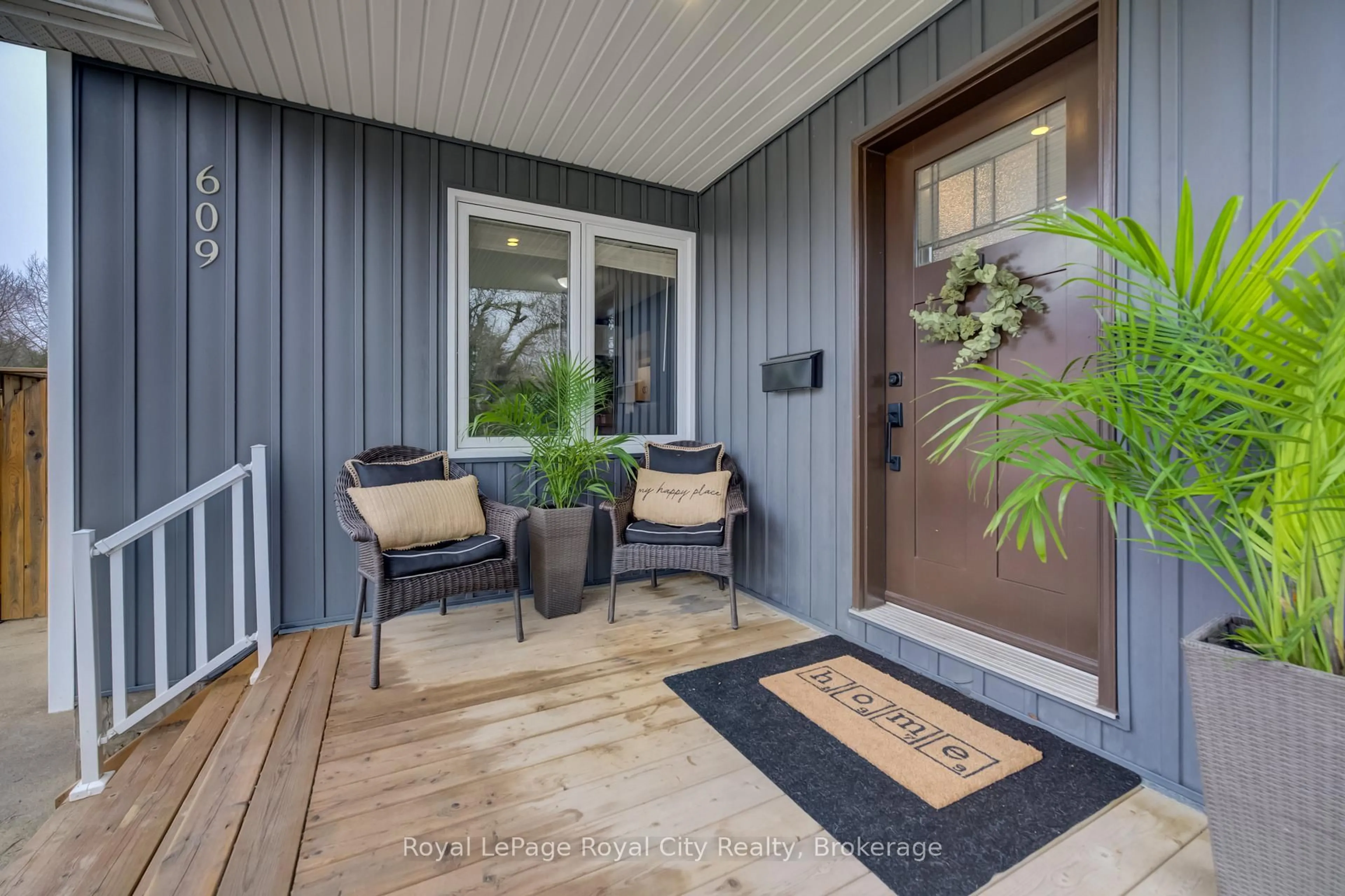 Indoor entryway for 609 Woodside St, Centre Wellington Ontario N1M 2M4