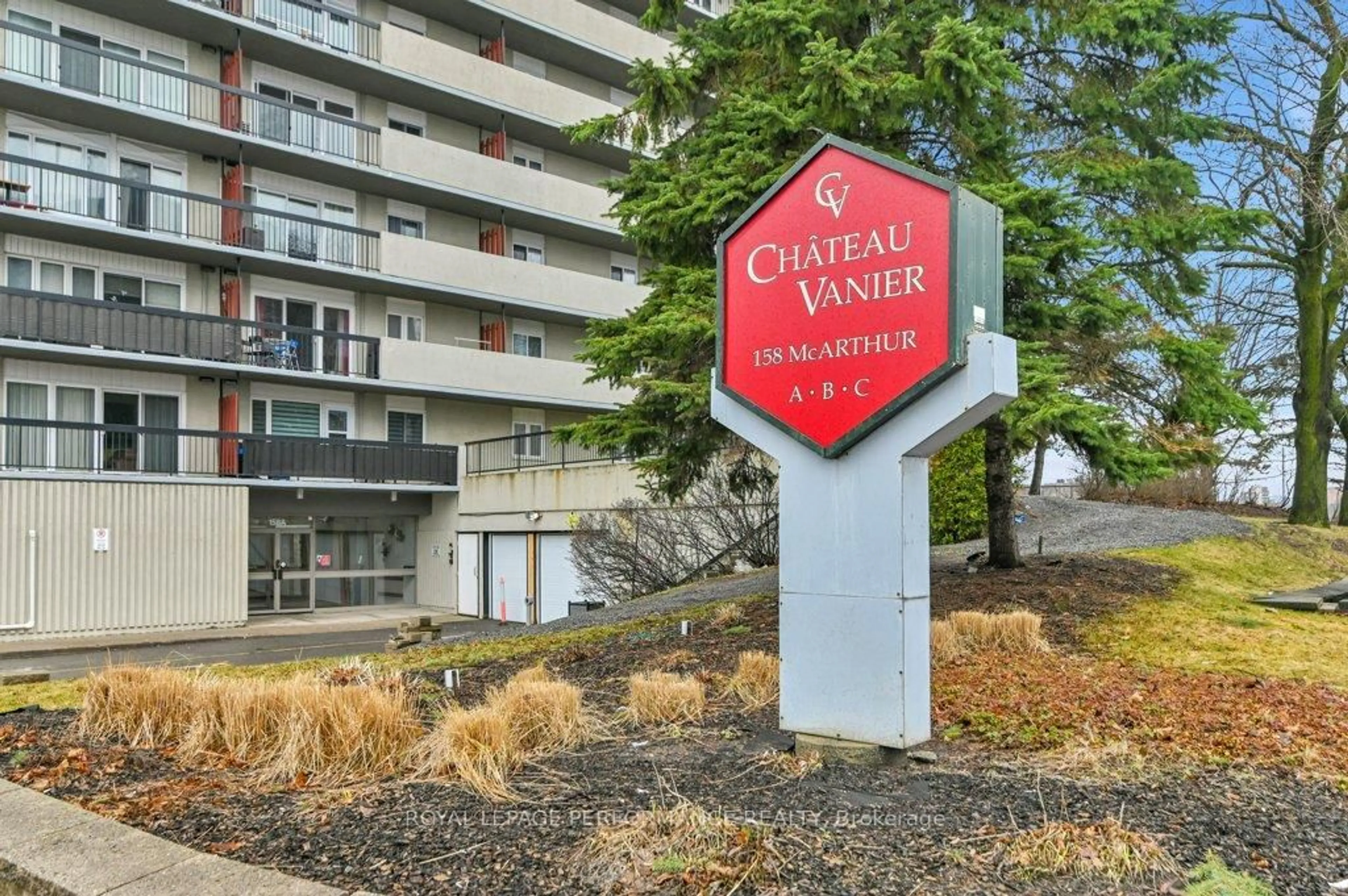 Indoor foyer for 158 Mcarthur Ave #205, Ottawa Ontario K1L 8E7