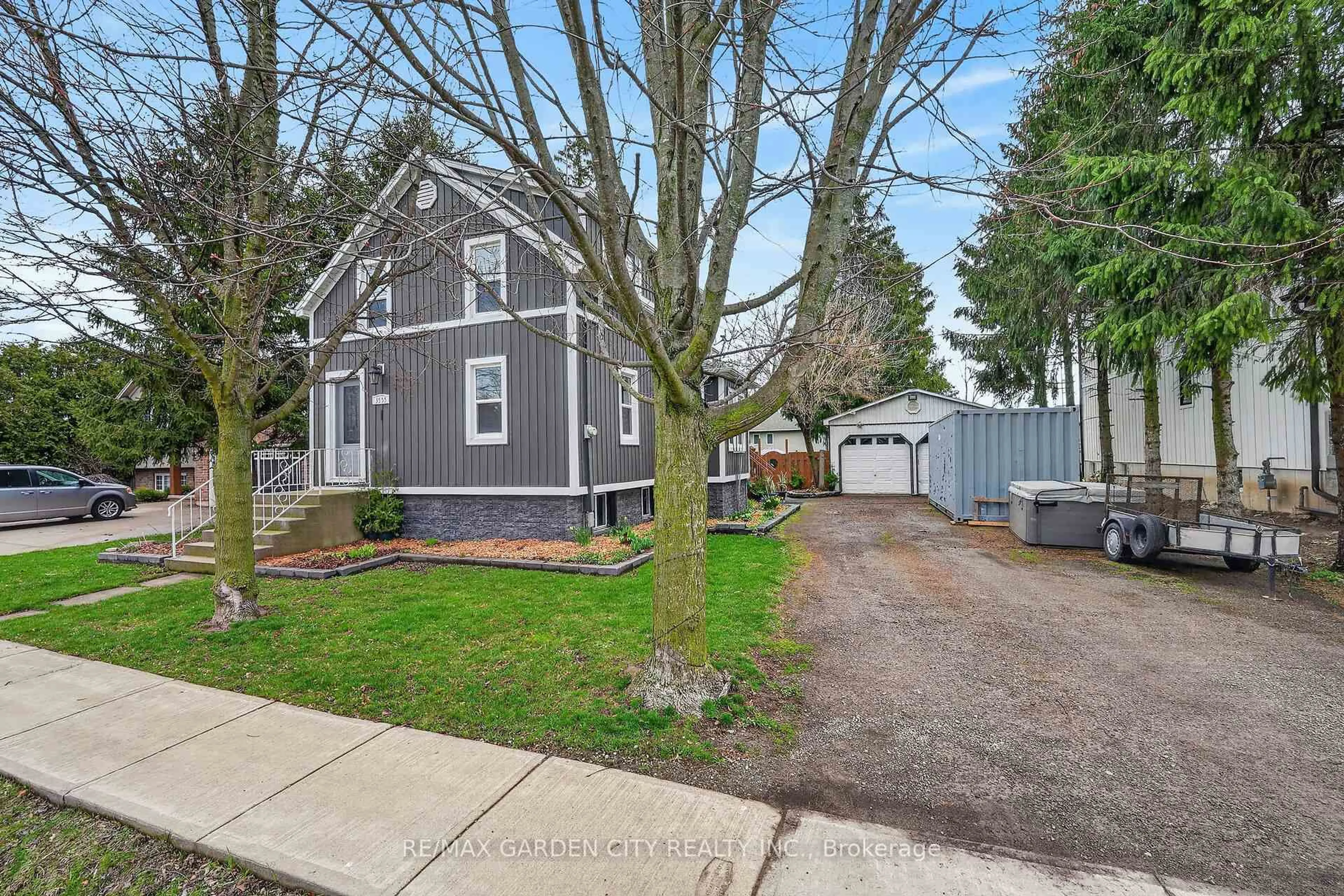 A pic from outside/outdoor area/front of a property/back of a property/a pic from drone, street for 3555 Campden Rd, Lincoln Ontario L0R 1G0